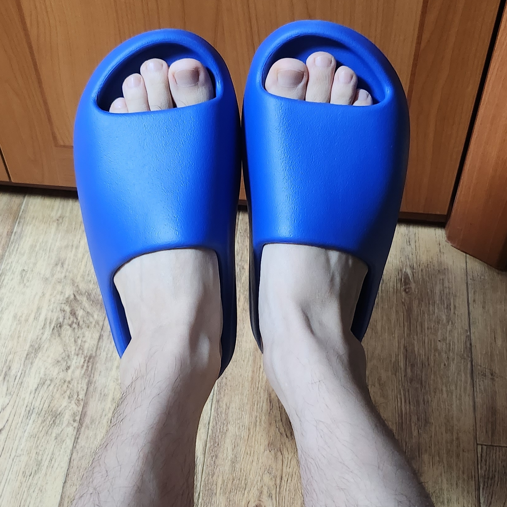 Adidas Yeezy Slide Azure 착용 스타일