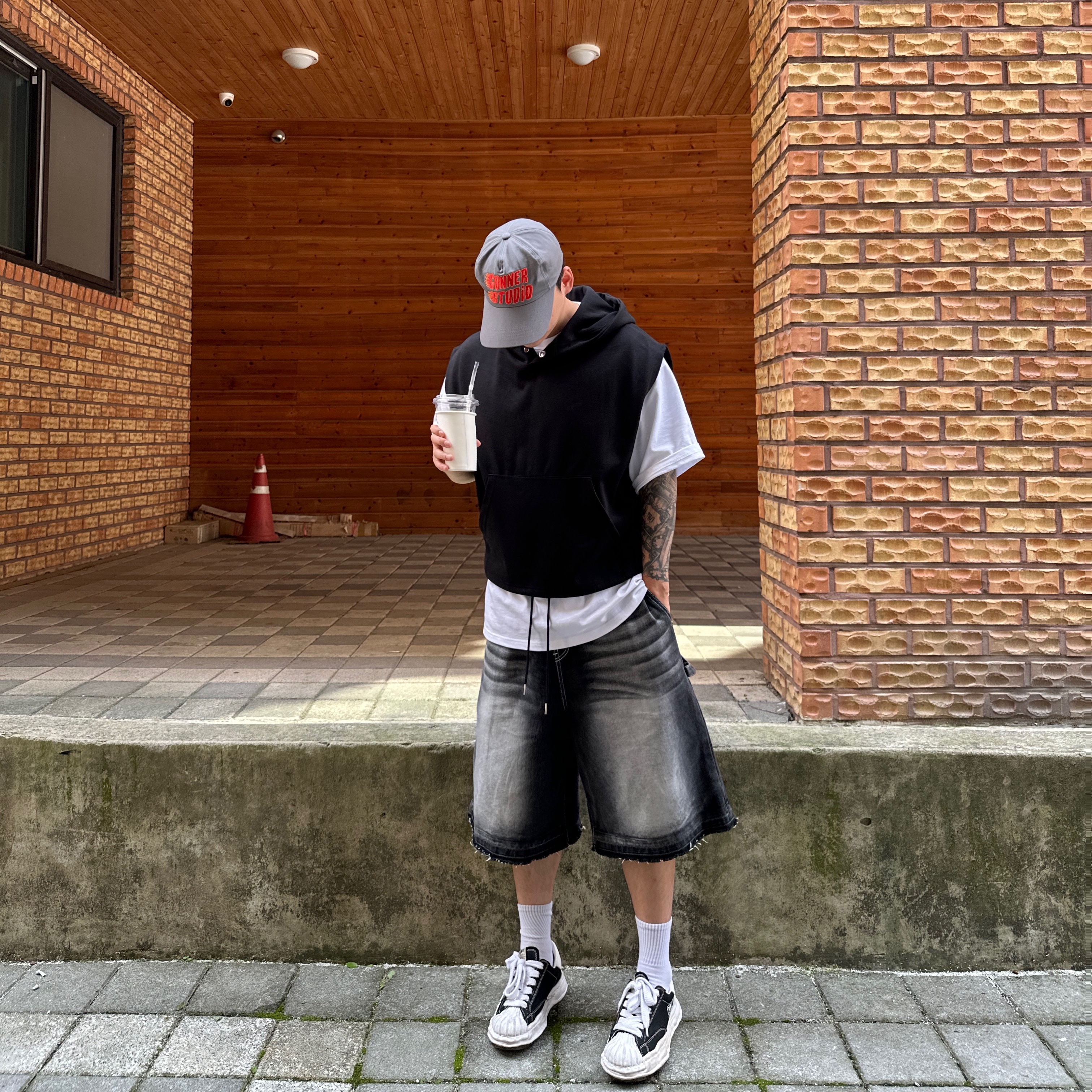 Maison Mihara Yasuhiro Blakey OG Sole Canvas Low-top Sneakers Black White 착용 스타일 - 1