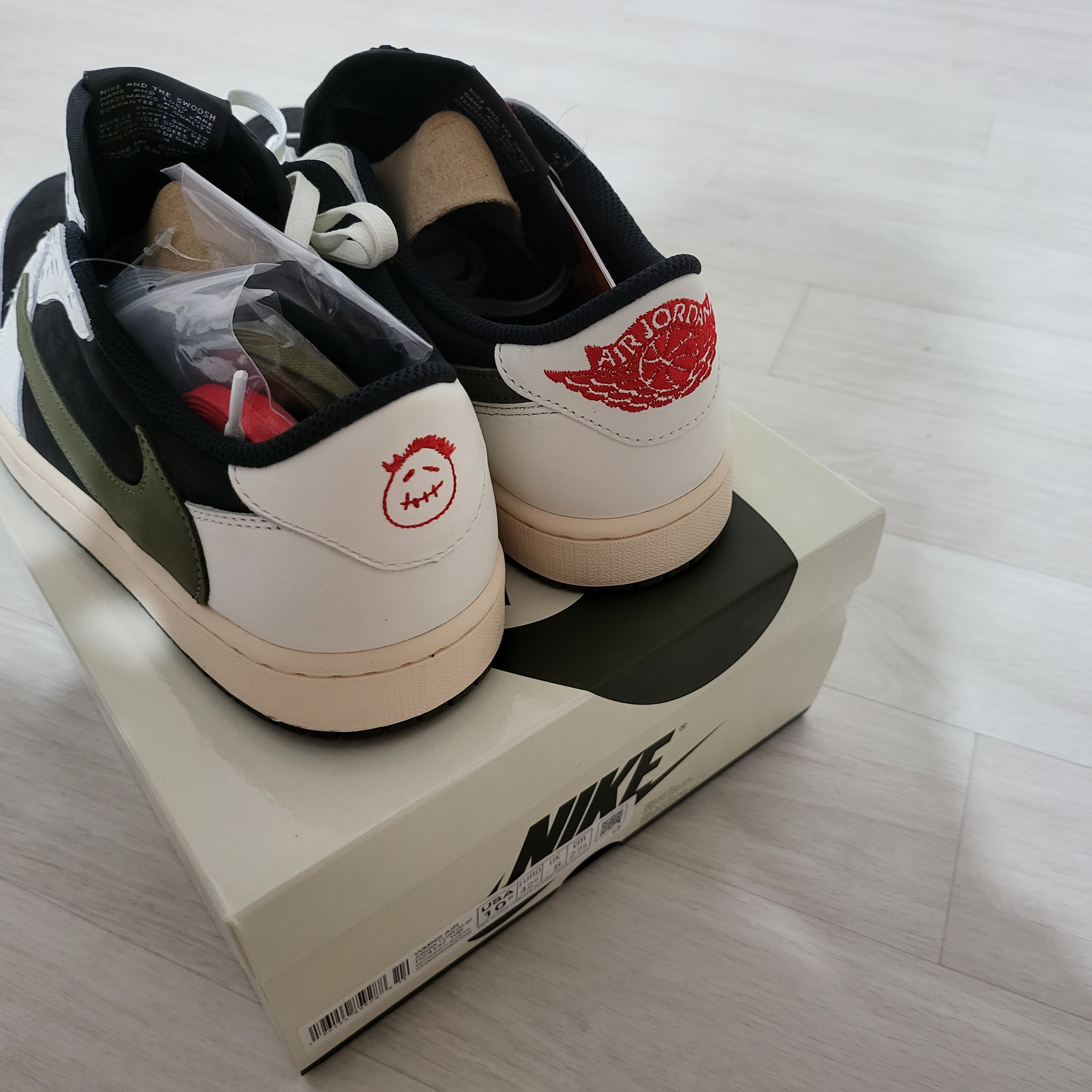 (W) Jordan 1 x Travis Scott Retro Low OG SP Medium Olive 착용 스타일 - 2