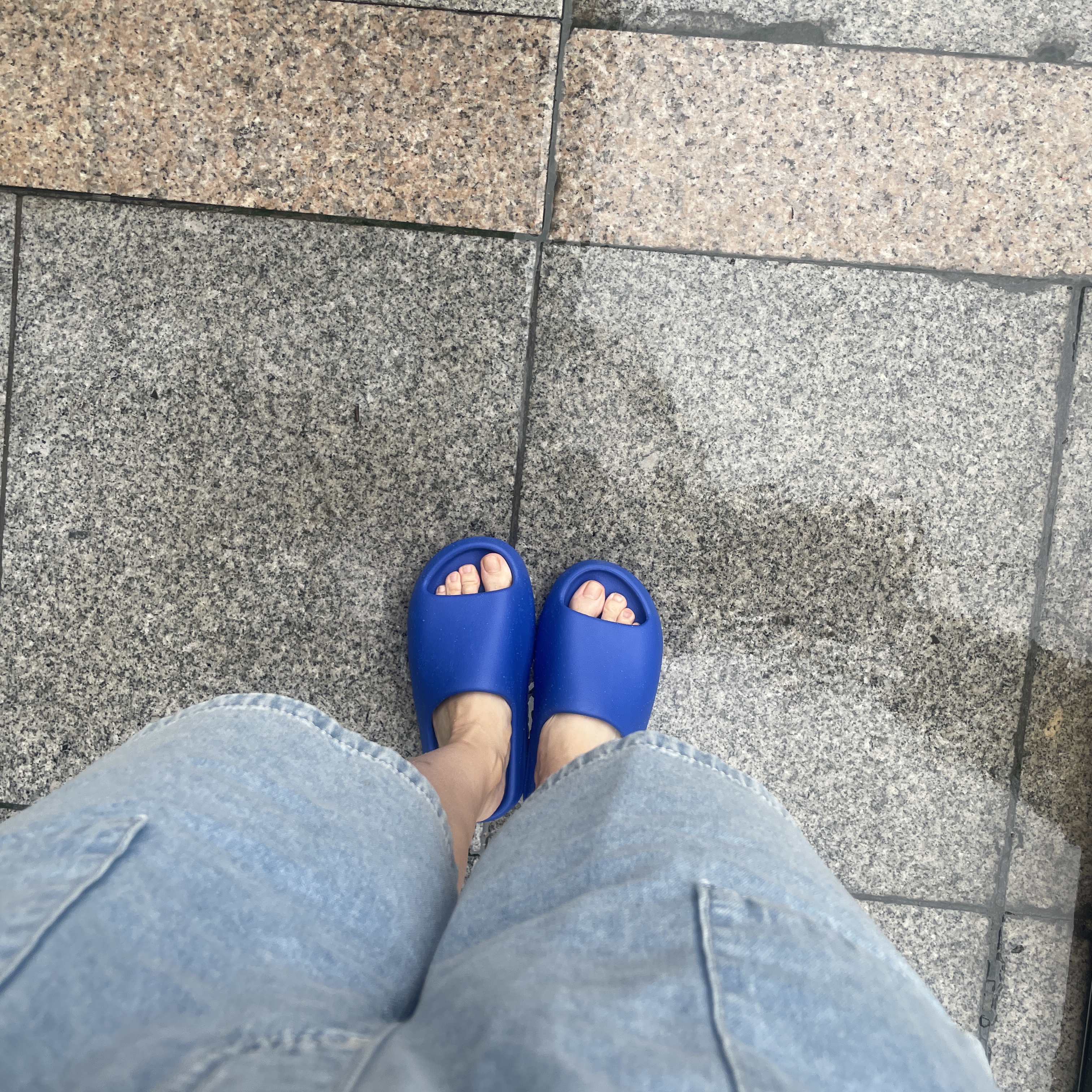 Adidas Yeezy Slide Azure 착용 스타일