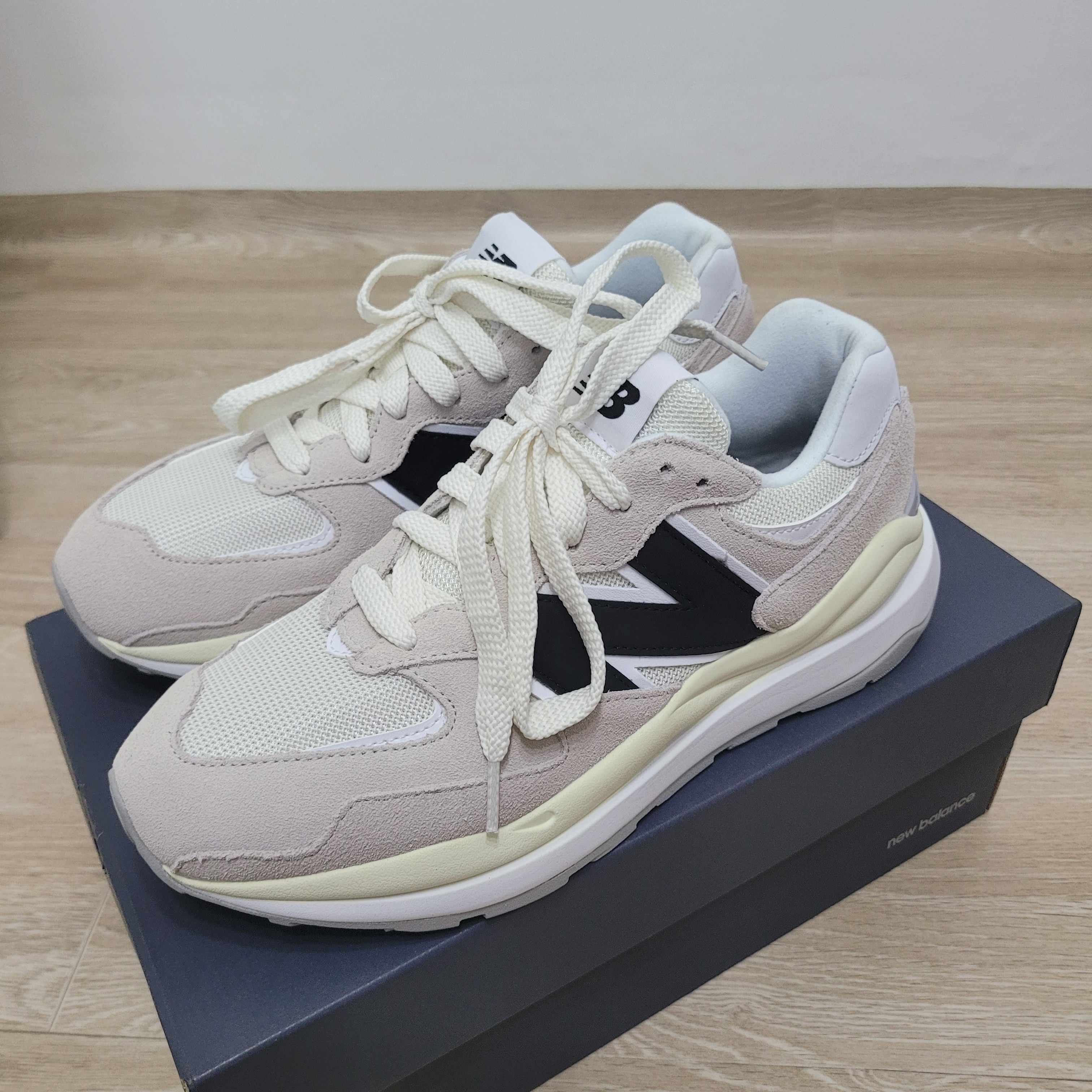New Balance 5740 Beige Black 착용 스타일 - 1