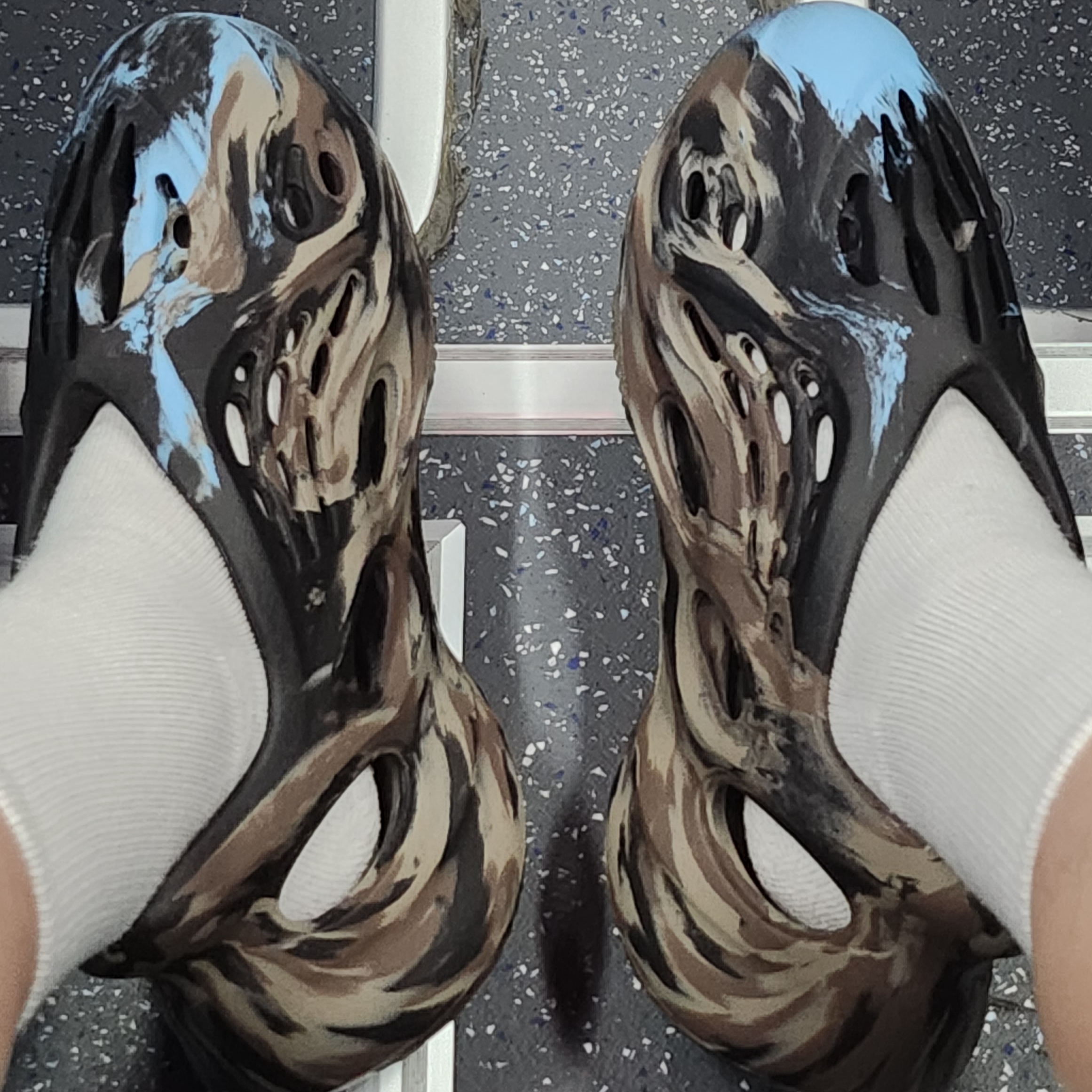 Adidas Yeezy Foam RNNR MX Cinder 착용 스타일