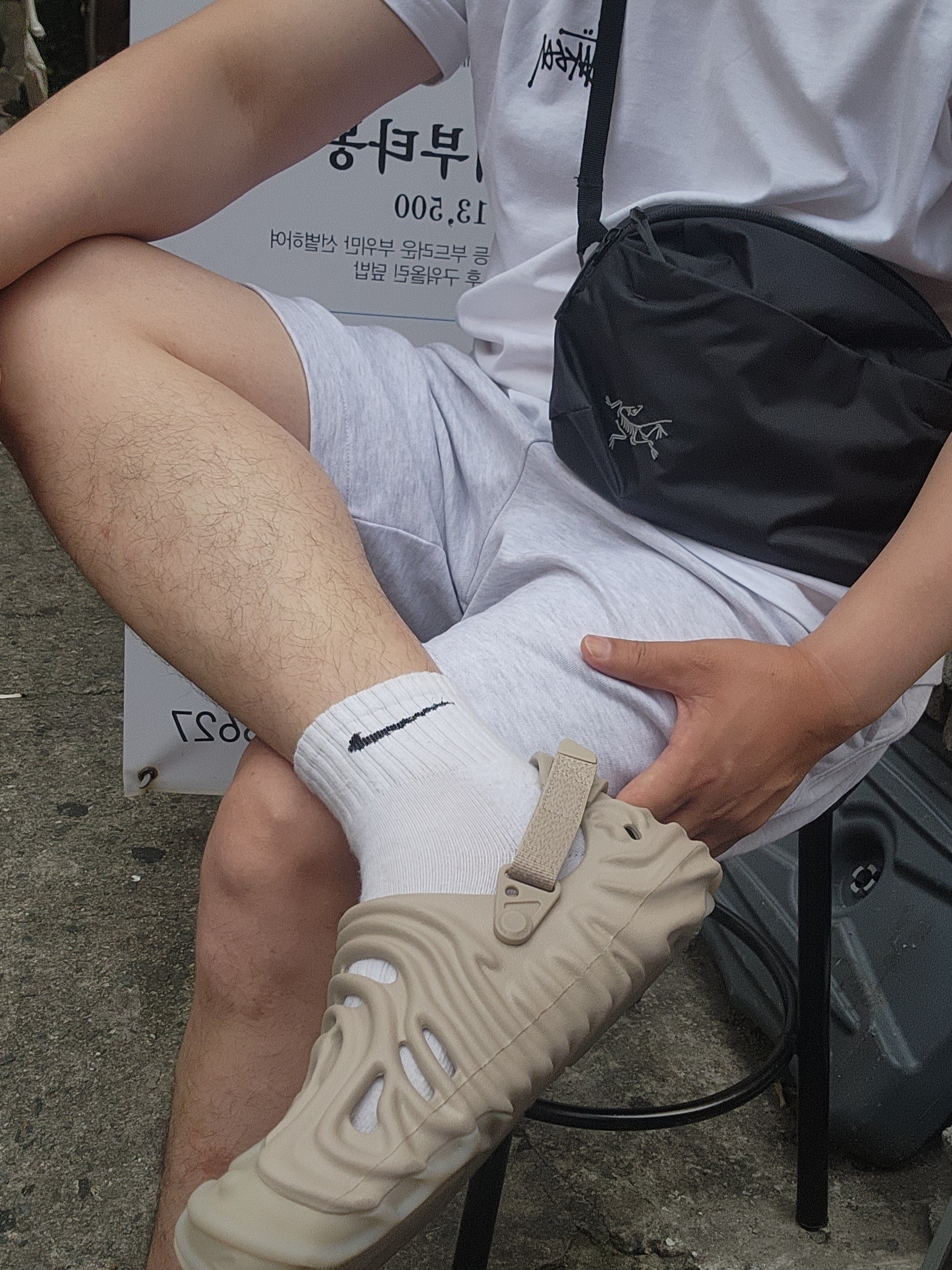 Crocs x Salehe Bembury Pollex Clog Horchata, Arc'teryx Heliad 6 Crossbody Bag Black 착용 스타일