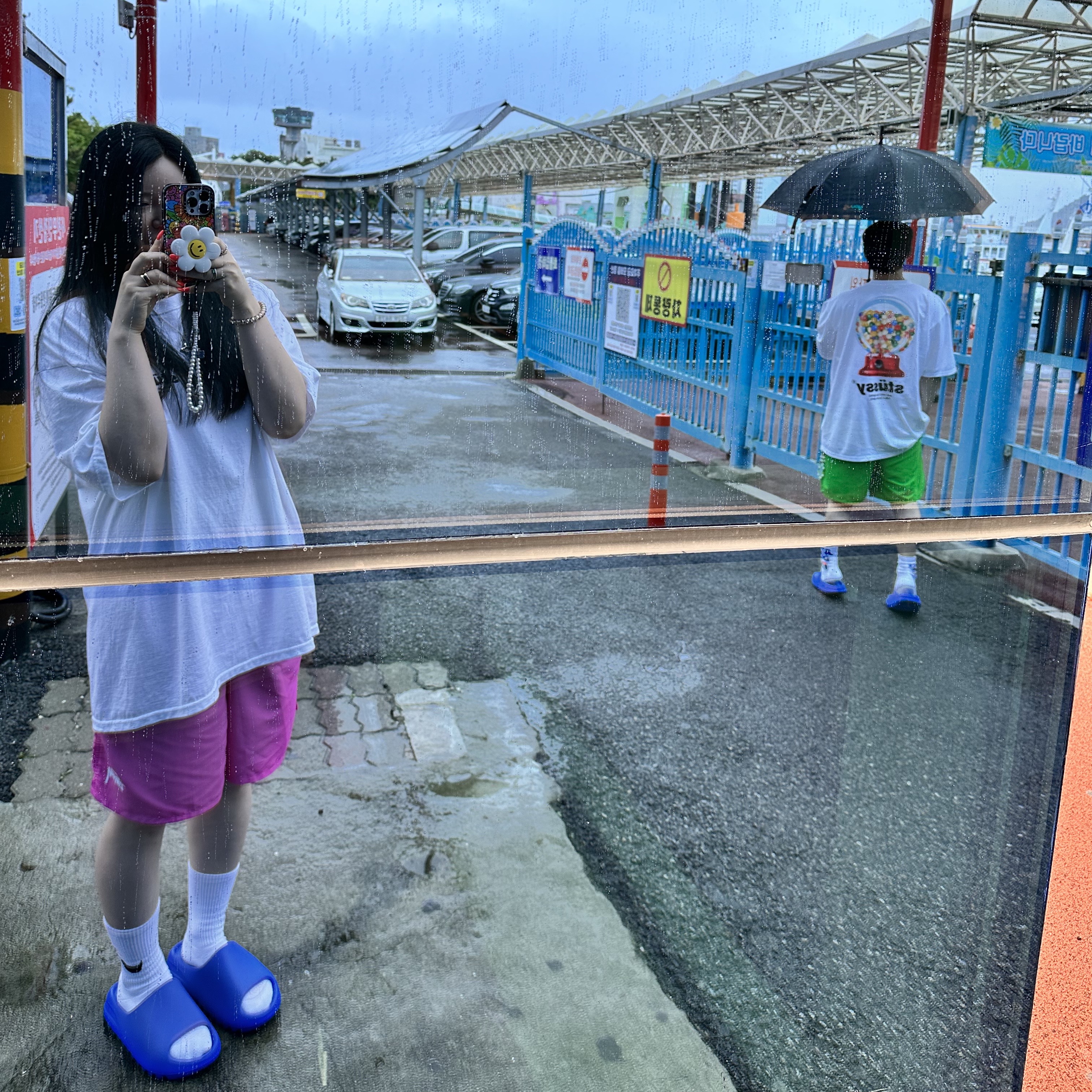 Adidas Yeezy Slide Azure, Stussy Gumball T-Shirt White 착용 스타일