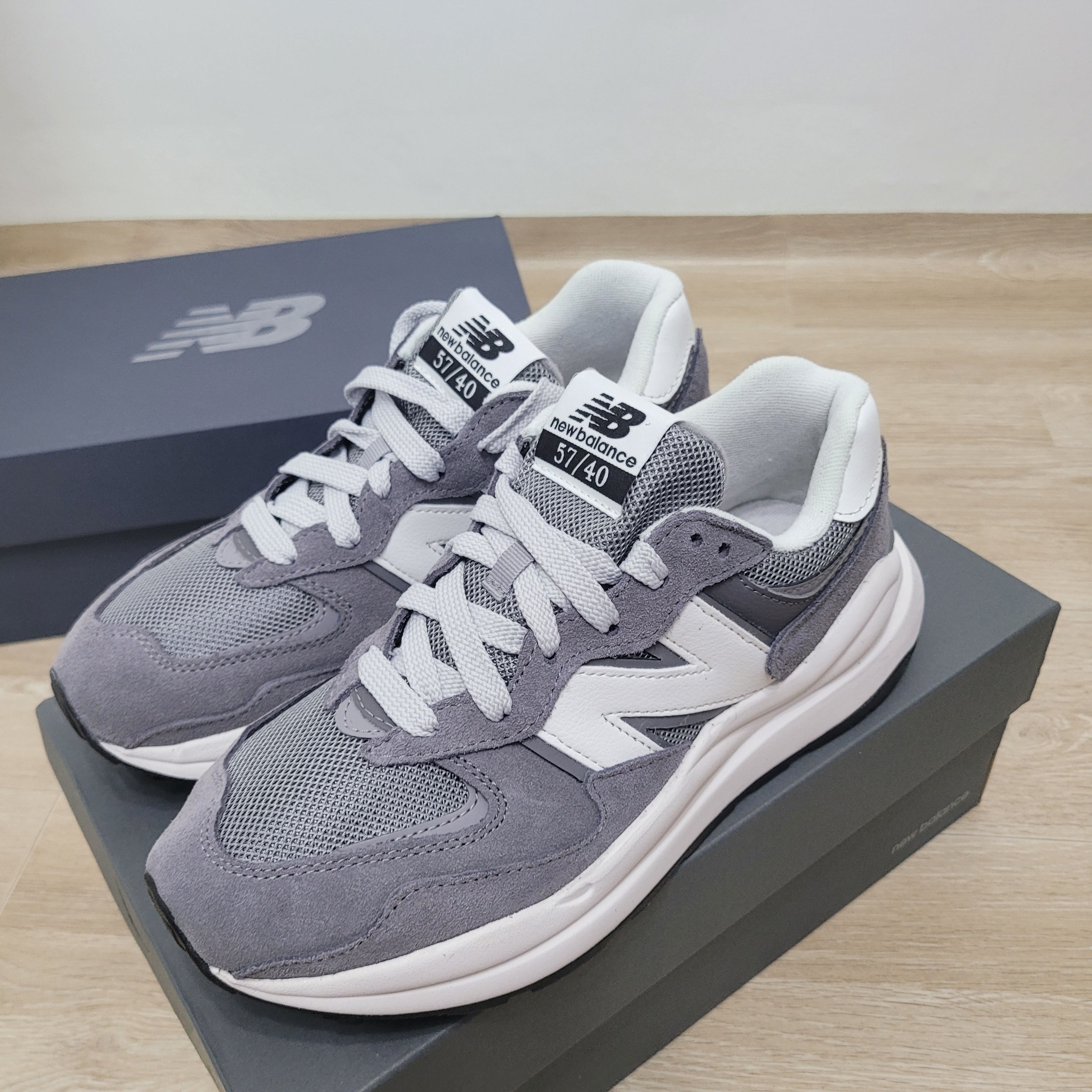New Balance 5740 Gray 착용 스타일 - 1