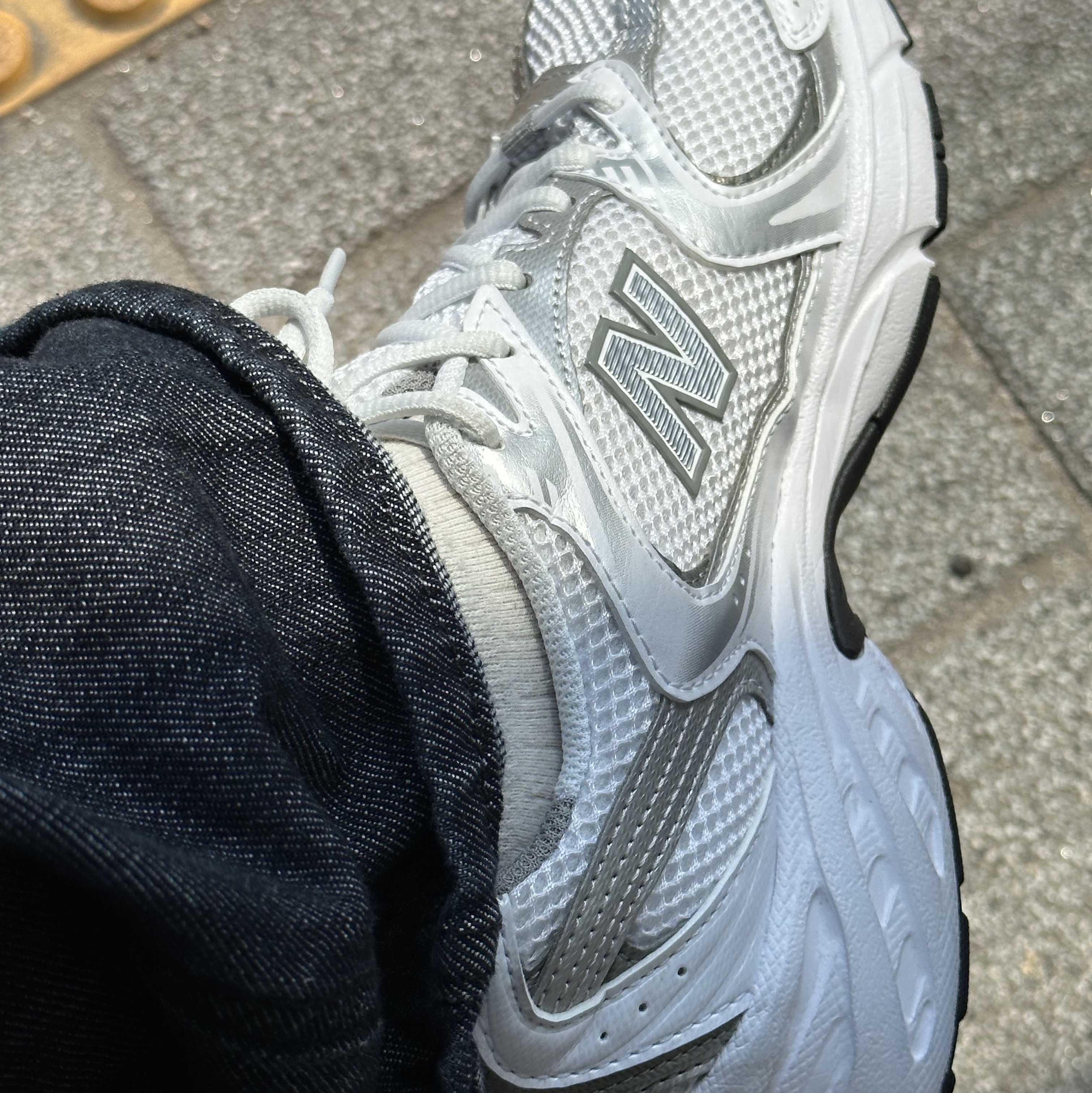 New Balance 530 White Silver 착용 스타일 - 1