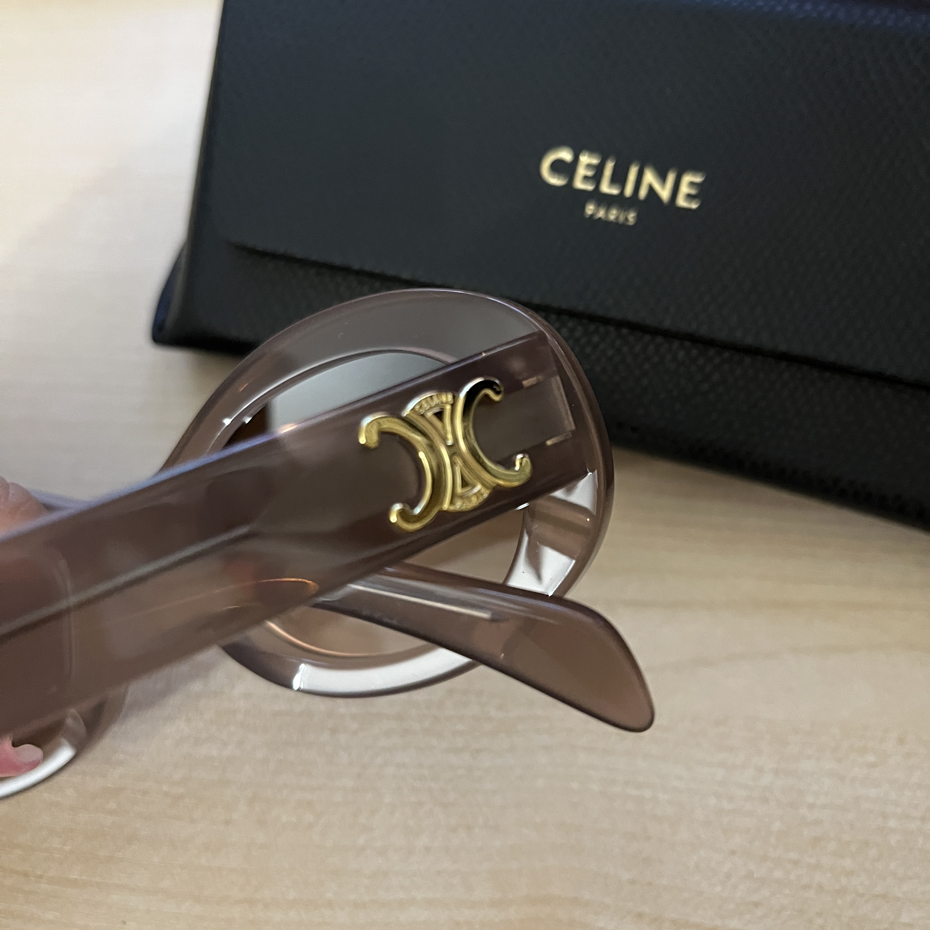 (W) Celine Triomphe 01 Sunglasses in Acetate Milky Hazelnut 착용 스타일