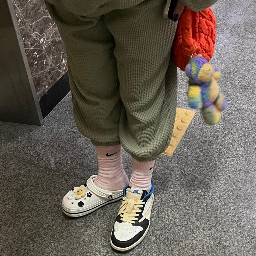 Jordan 1 x Travis Scott x Fragment Retro Low OG SP Military Blue, Crocs Bayaband Clog White Navy 착용 스타일