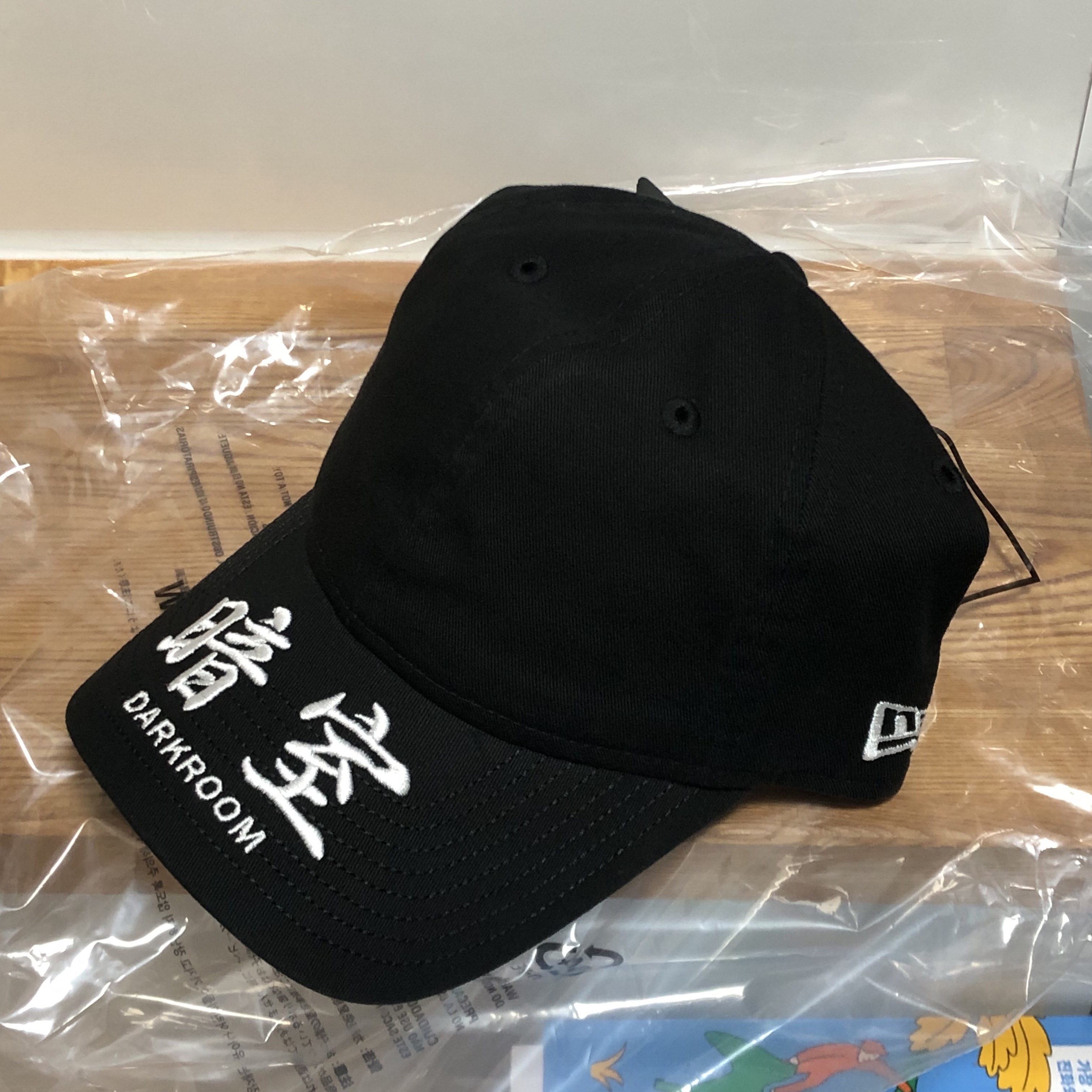 Darkr8m Studio x New Era Unstructured Ball Cap Black 착용 스타일