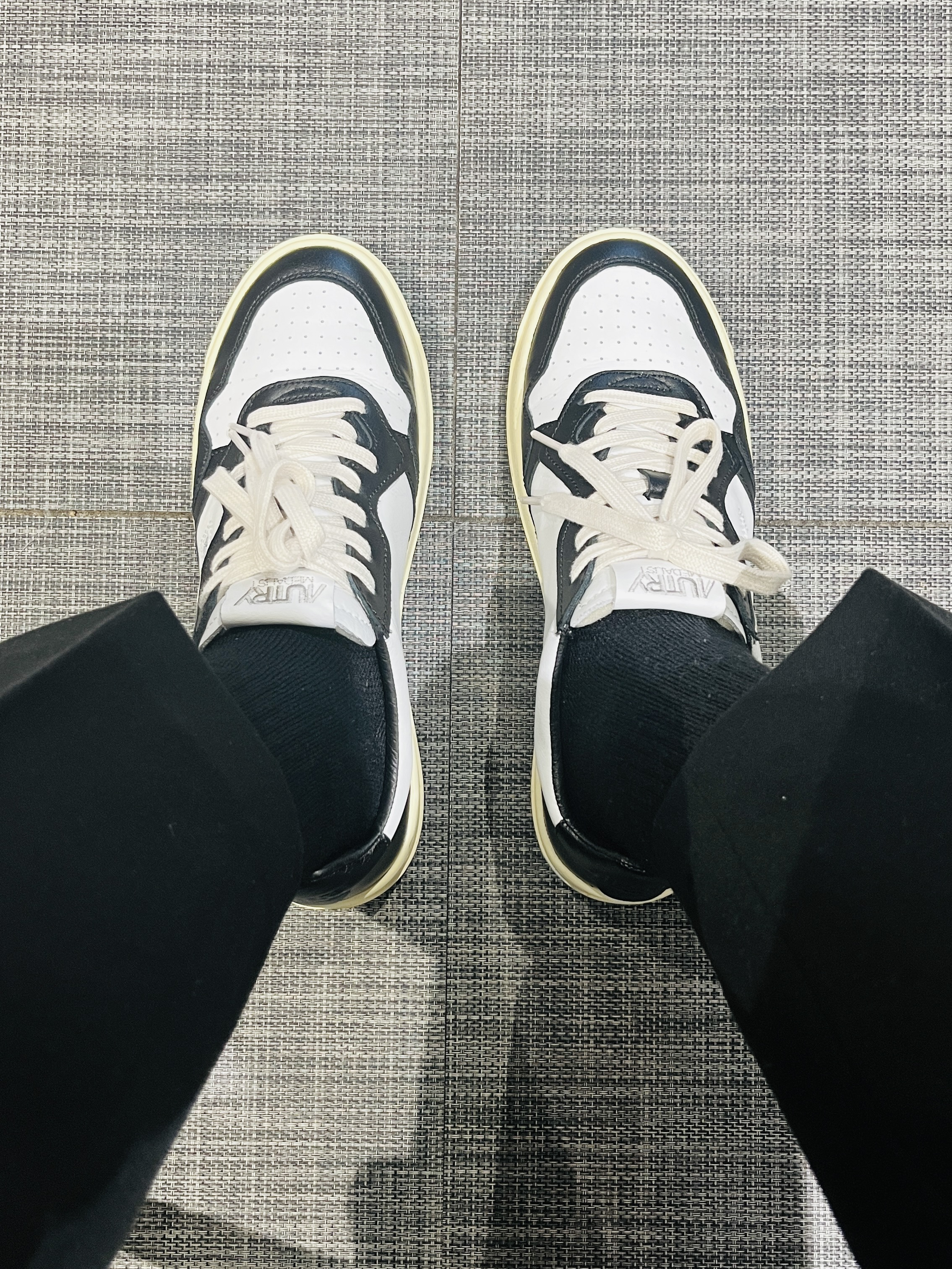 Autry Medalist Low Leather Sneakers Black White 착용 스타일