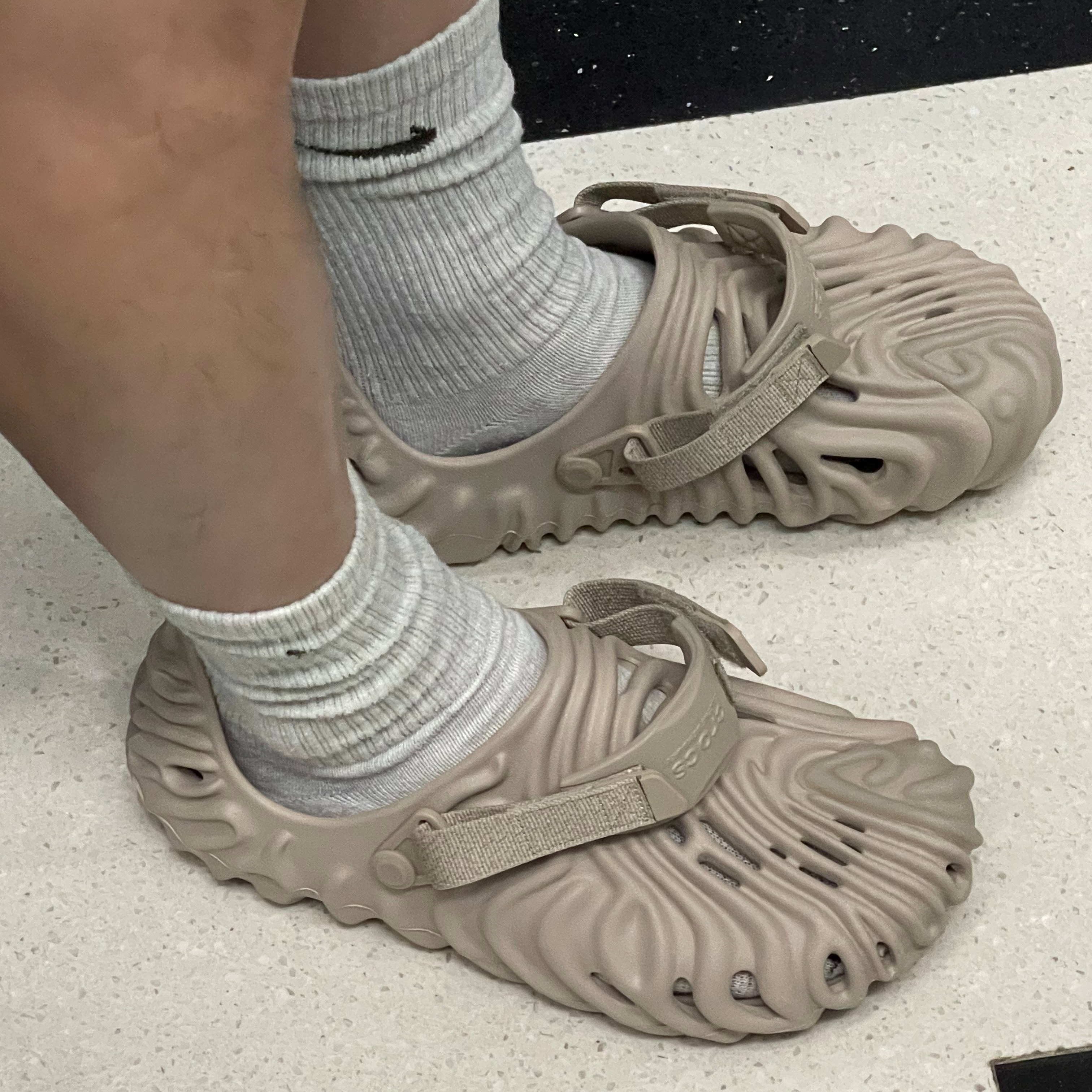 Crocs x Salehe Bembury Pollex Clog Horchata 착용 스타일 - 2