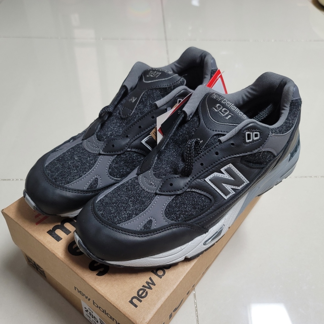 New Balance 991 Made in UK Black Grey 착용 스타일 - 1