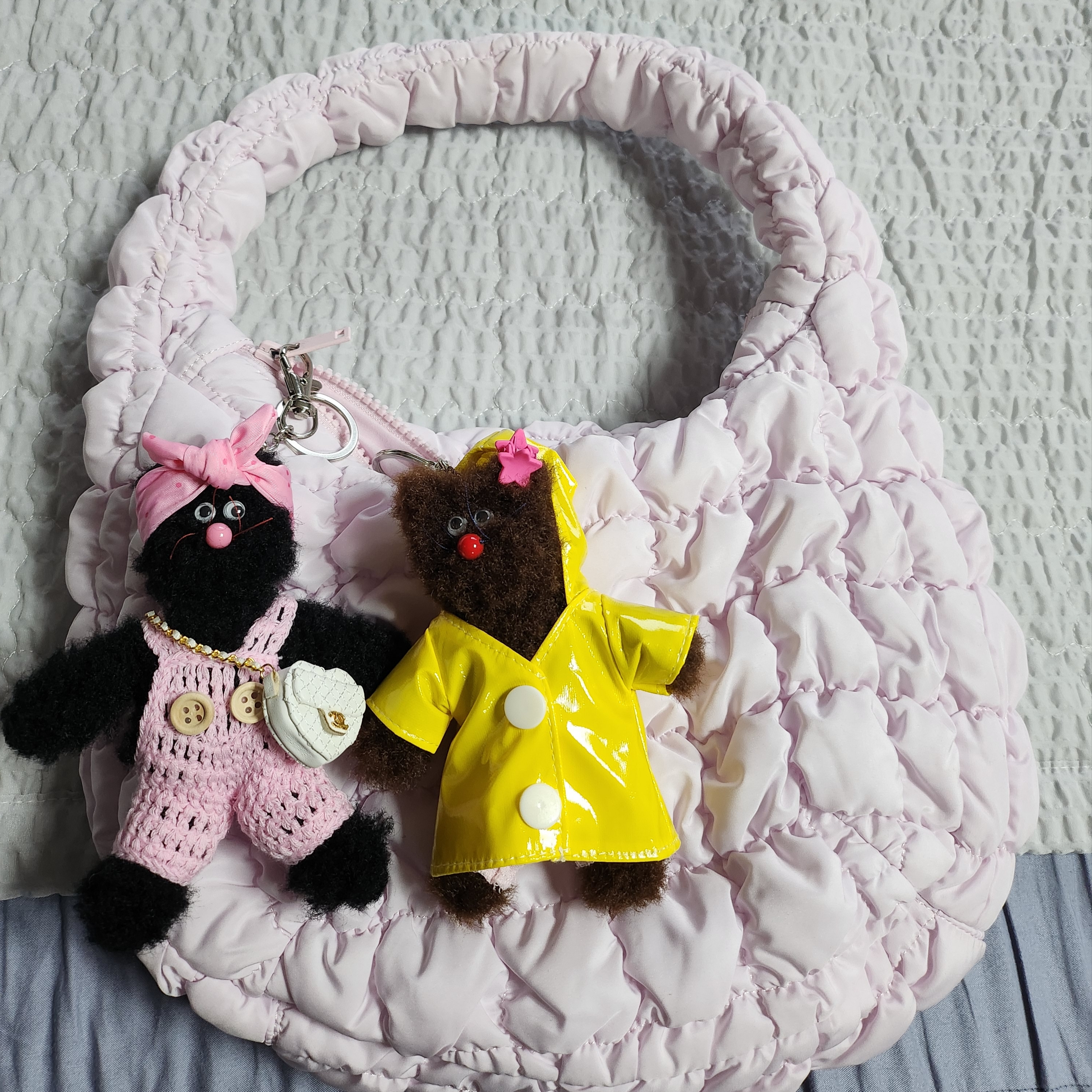 Monamhee Bred Keyring with Pink Pants Brown 착용 스타일