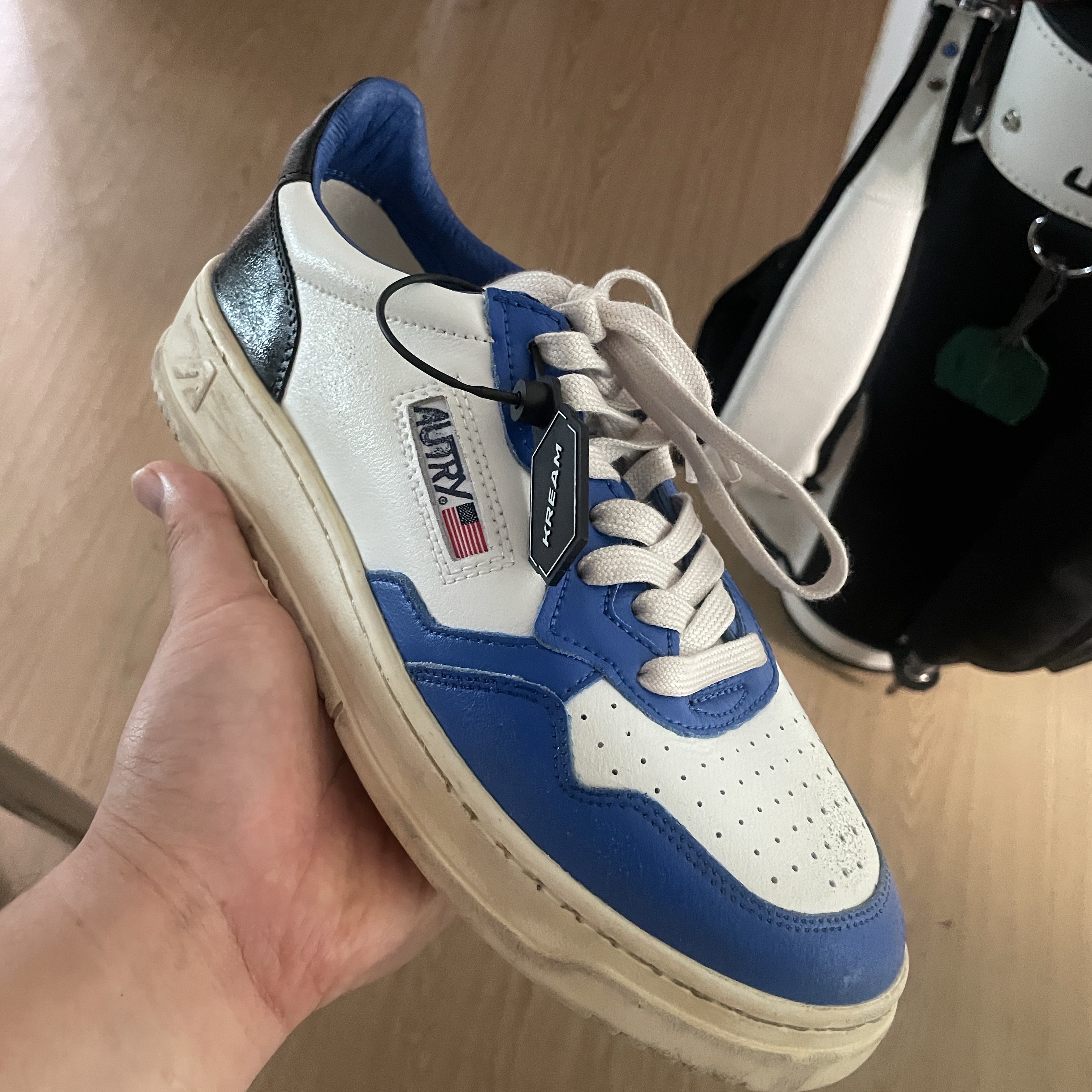 Autry Super Vintage Medalist Low Leather Sneakers White Azure Black 착용 스타일