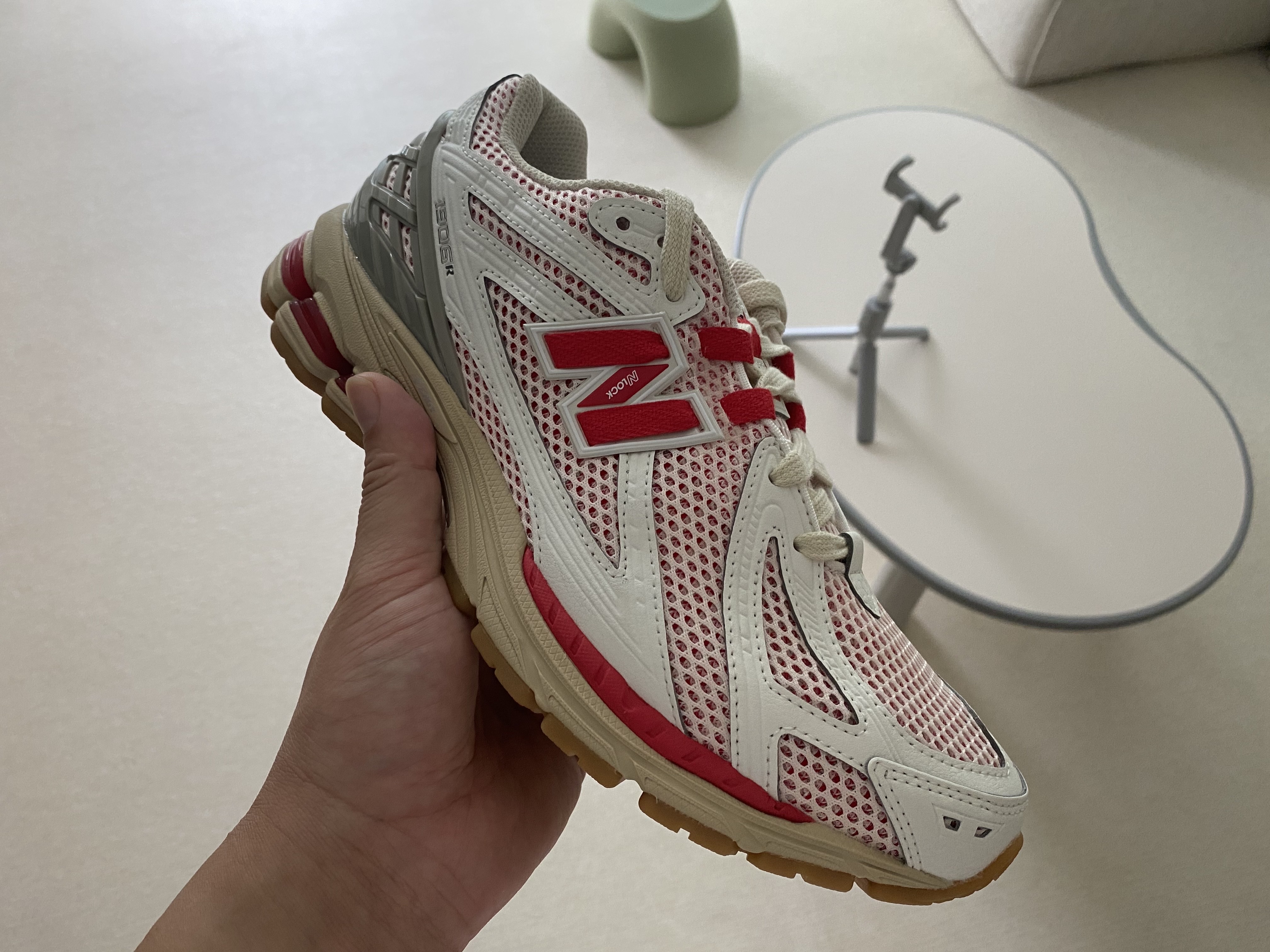 New Balance 1906R White Red 착용 스타일