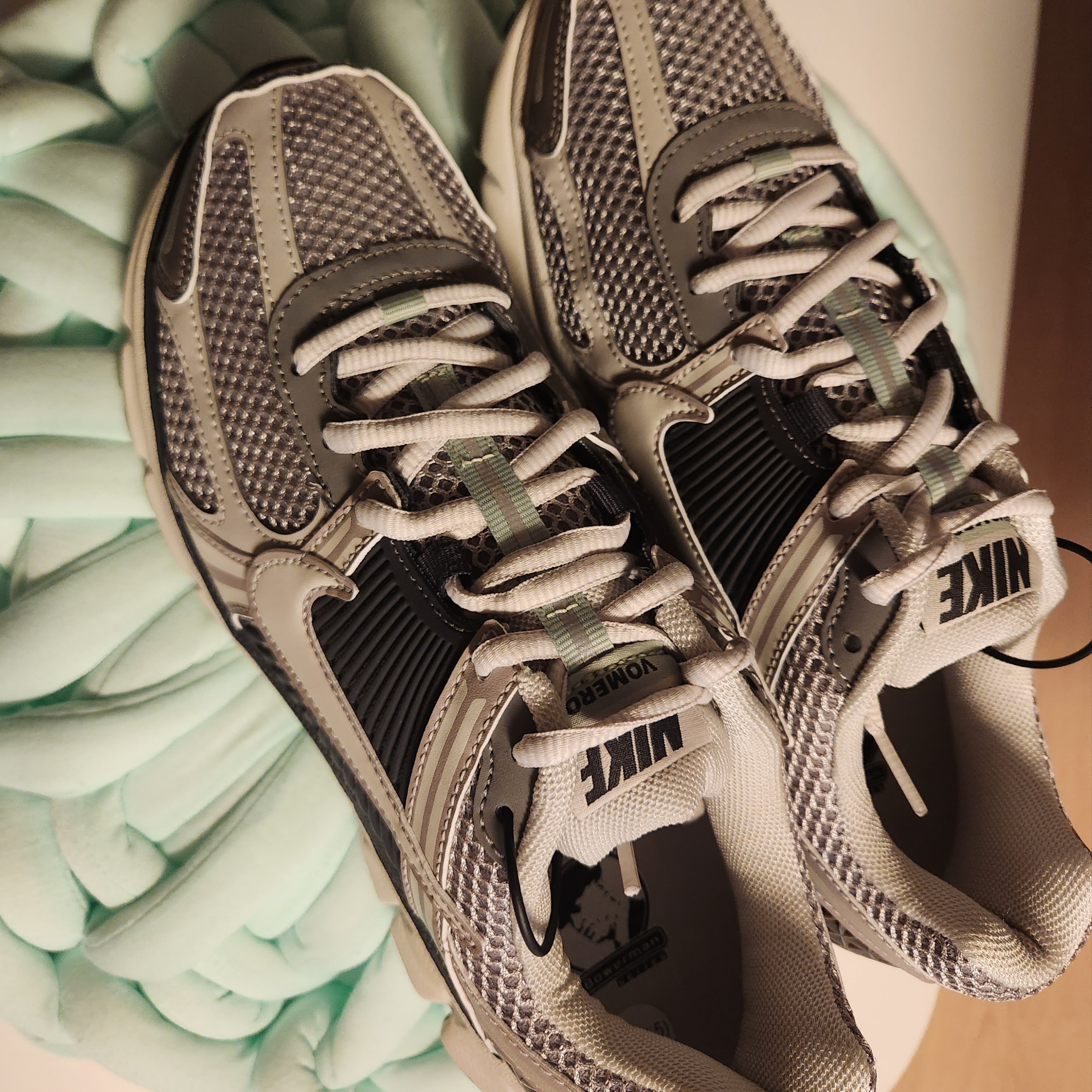 (W) Nike Zoom Vomero 5 Cobblestone and Flat Pewter 착용 스타일