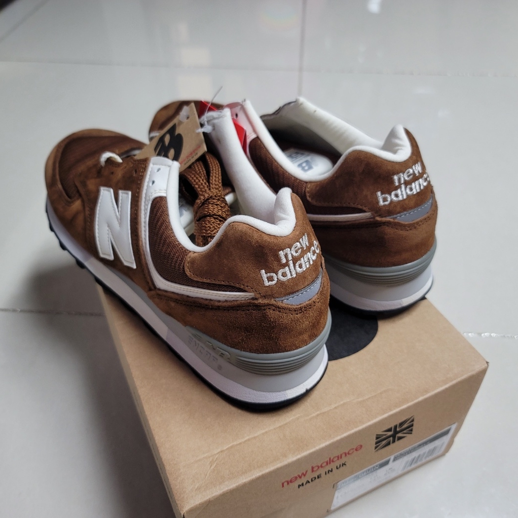 New Balance 576 Made in UK Monks Robe Coconut Milk 착용 스타일 - 3