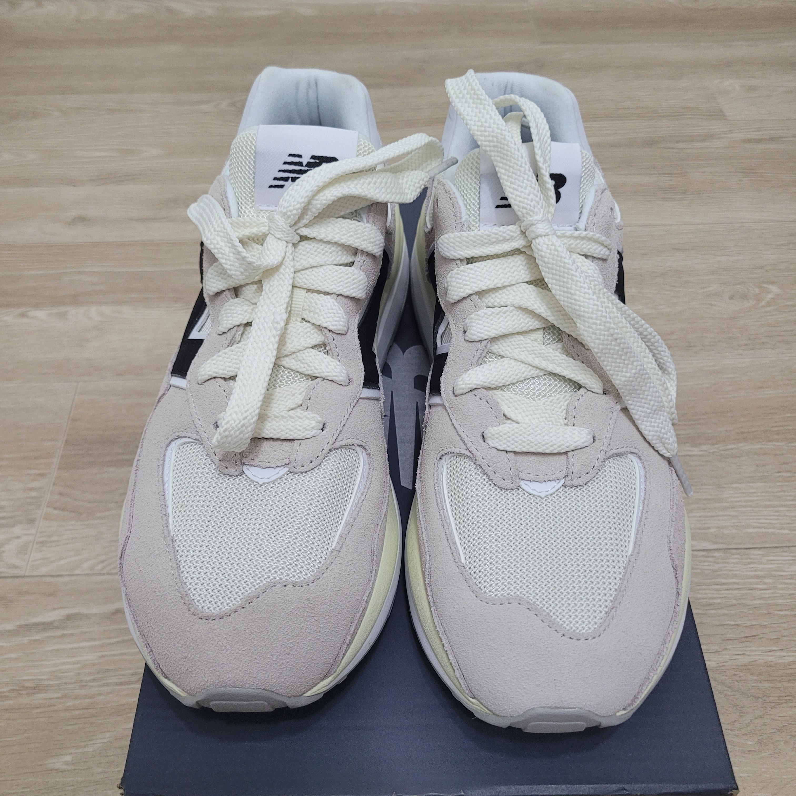 New Balance 5740 Beige Black 착용 스타일 - 2