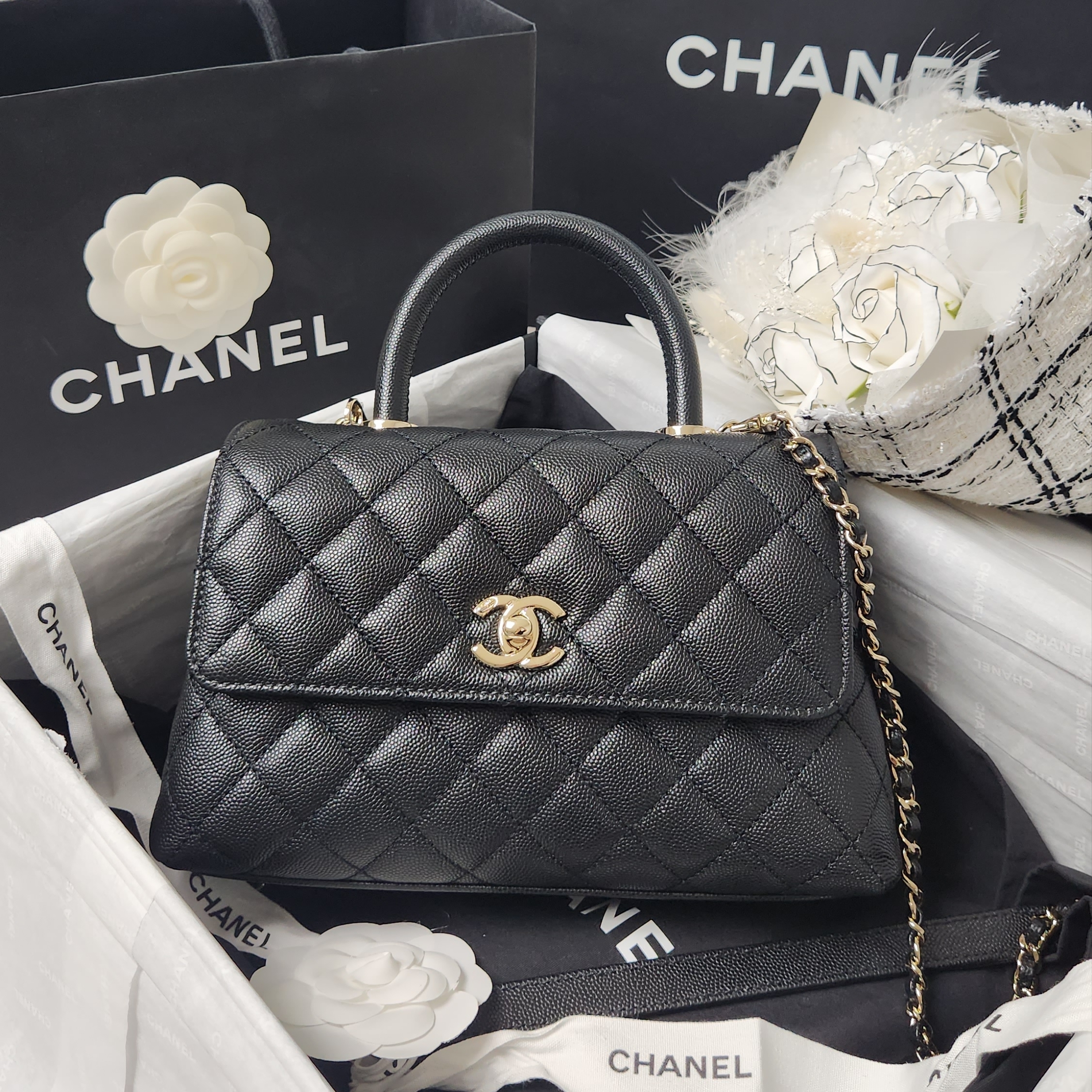 Chanel Flap Bag with Top Handle Grained Calfskin & Gold Black 착용 스타일
