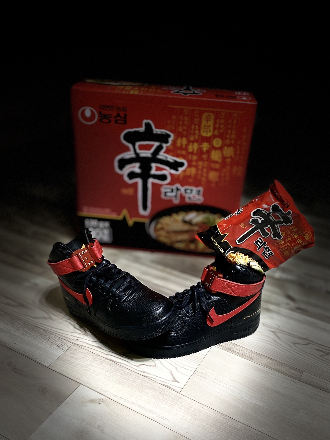 Nike x Sacai x Jean Paul Gaultier VaporWaffle Sesame Blue Void, (W) Jordan 11 Retro Animal Instinct Black White 착용 스타일 - 5