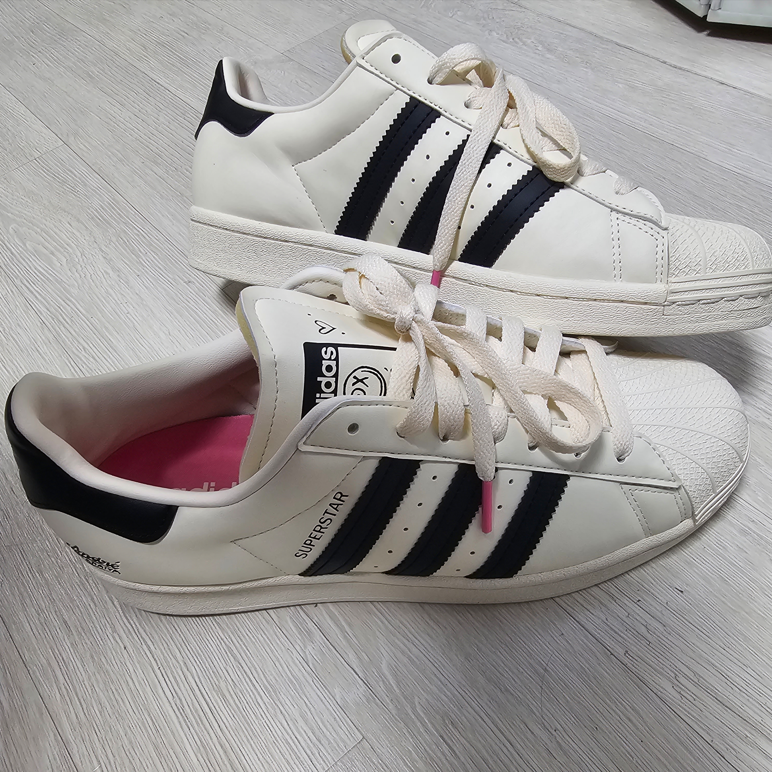 Adidas x Andre Saraiva Superstar Cream White Core Black 착용 스타일