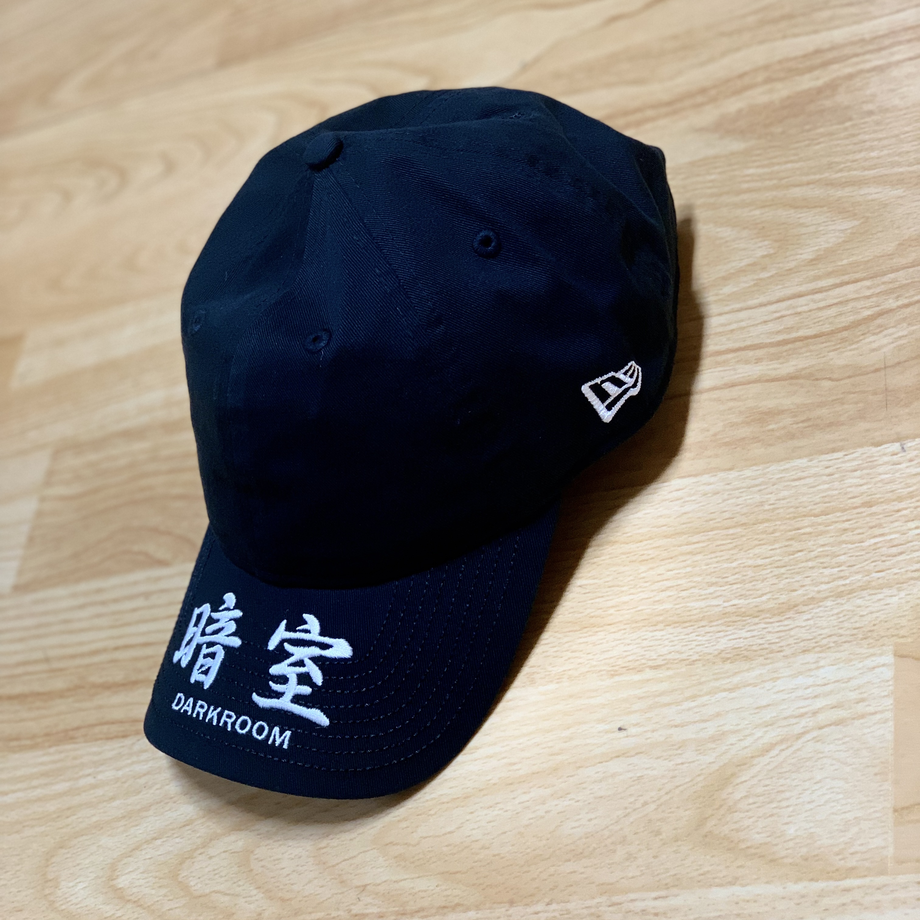 Darkr8m Studio x New Era Unstructured Ball Cap Black 착용 스타일 - 2