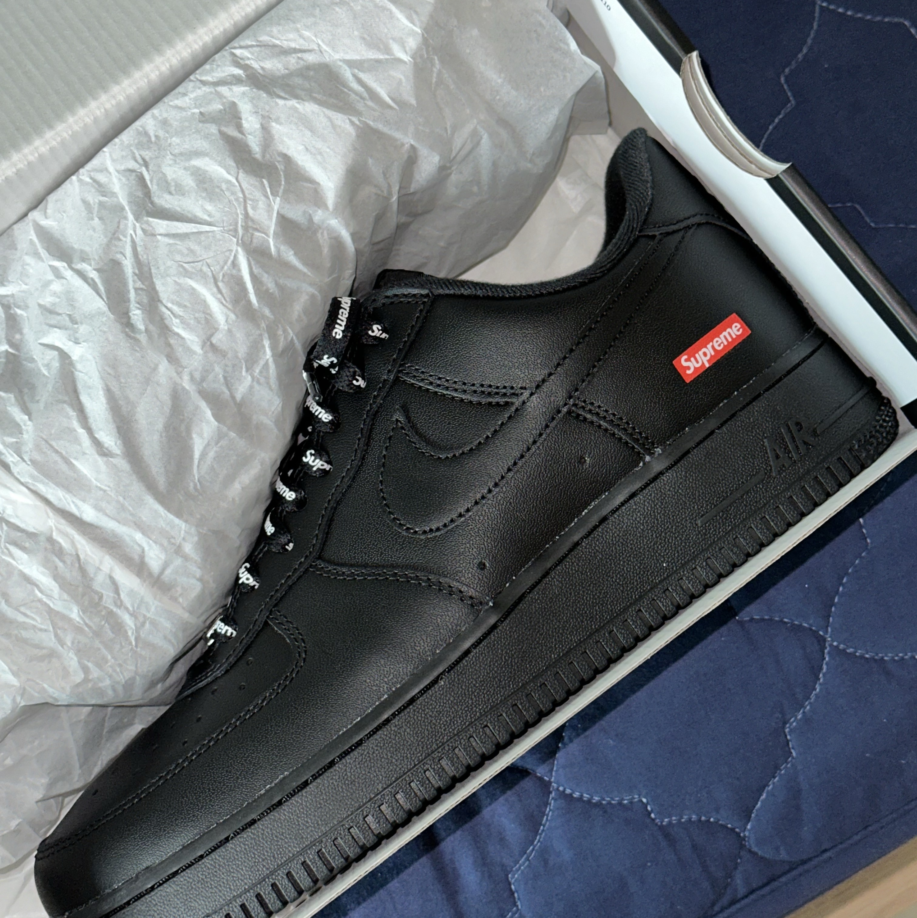Nike x Supreme Air Force 1 Low Black 착용 스타일 - 1