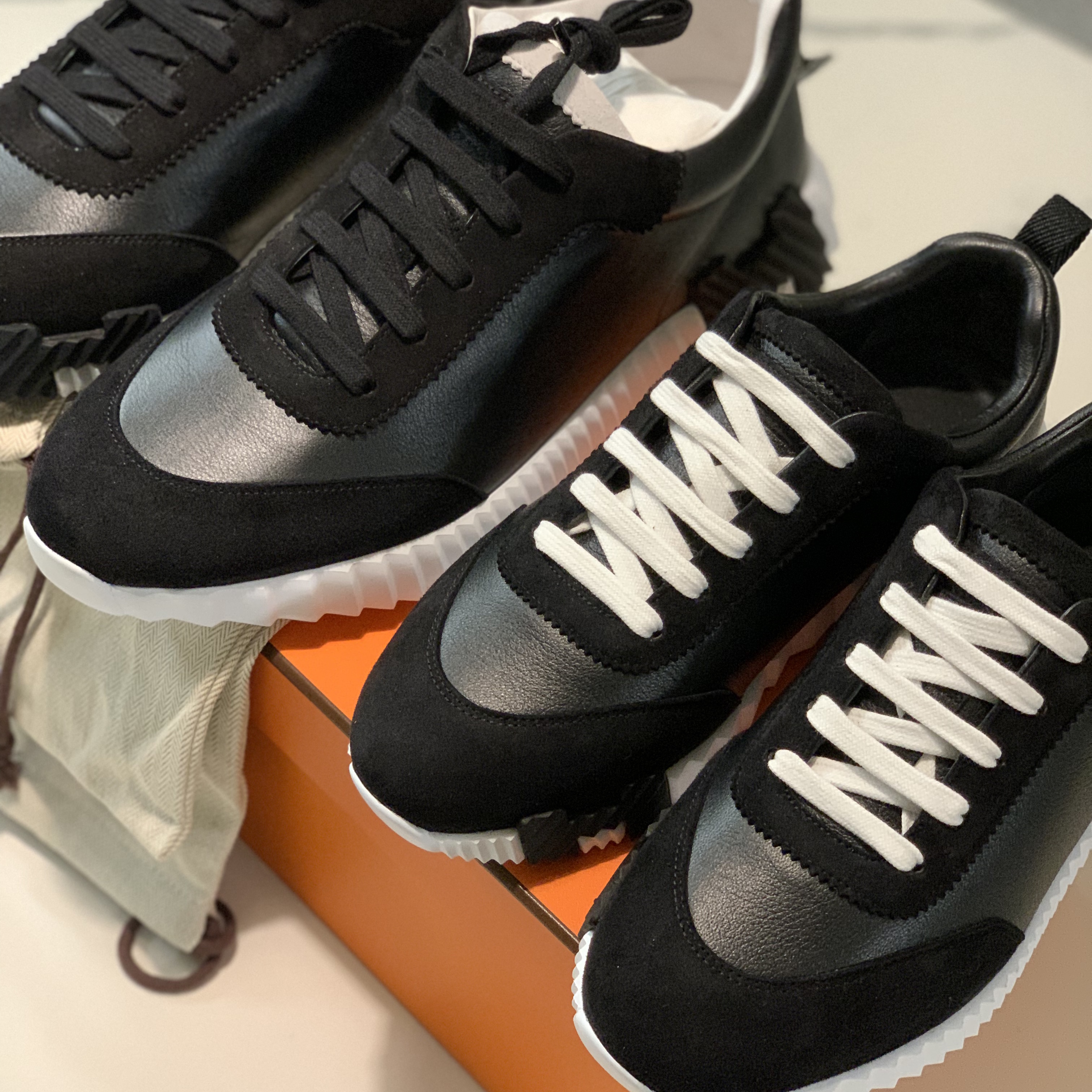 Hermes Bouncing Sneakers Calfskin Suede Goatskin & Noir 착용 스타일 - 3