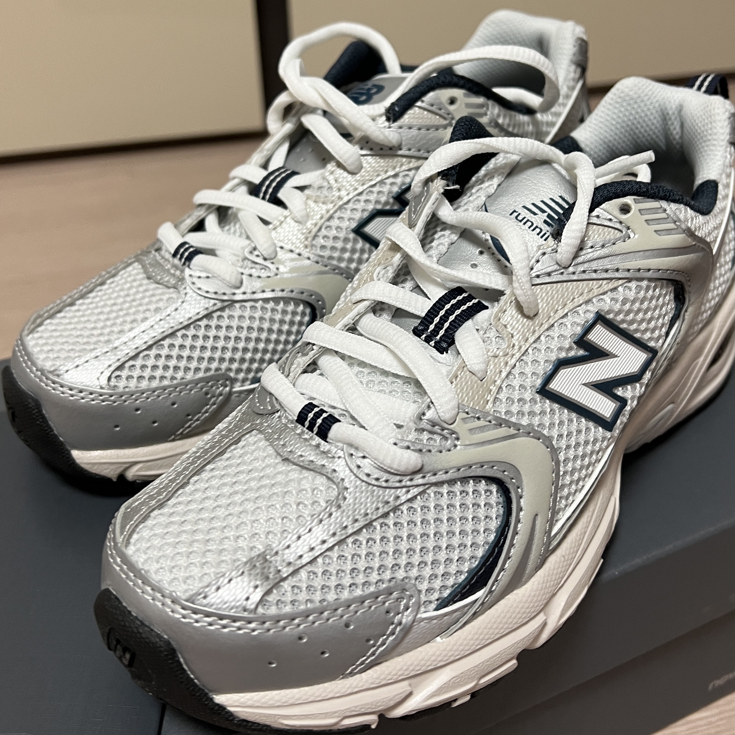 New Balance 530 Steel Grey 착용 스타일 - 2