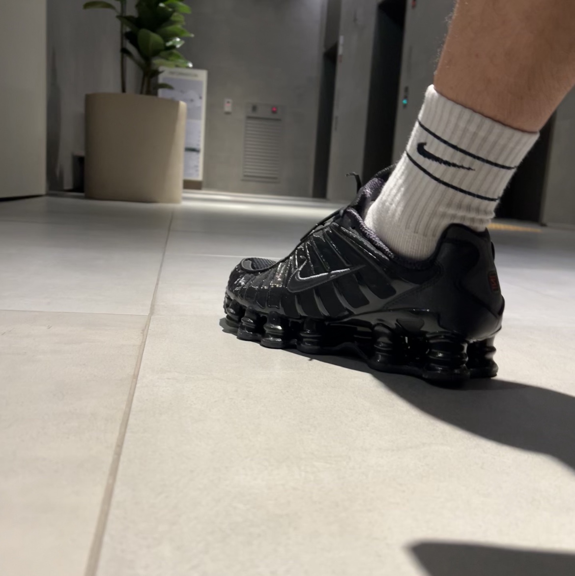(W) Nike Shox TL Black and Max Orange 착용 스타일