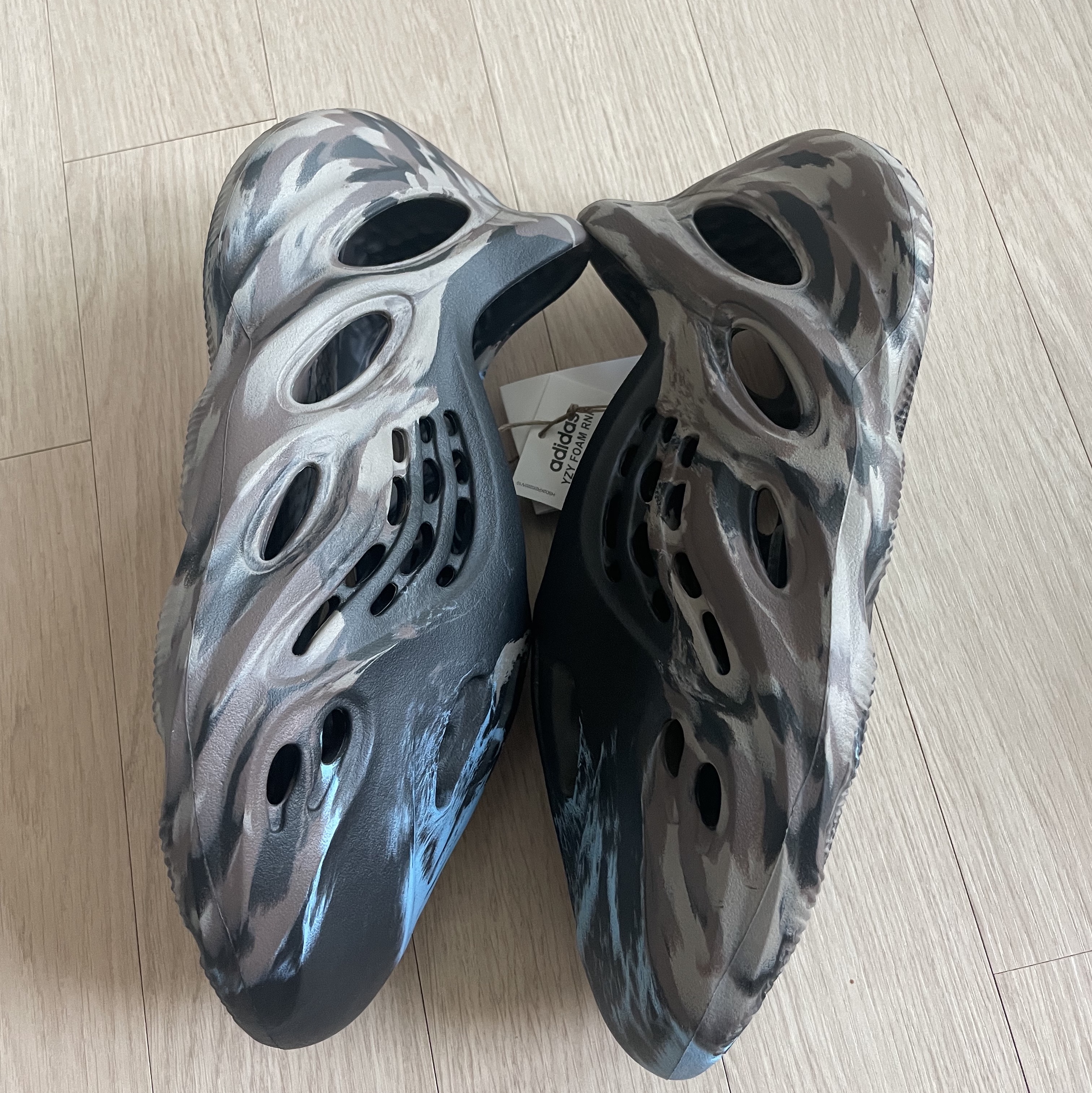 Adidas Yeezy Foam RNNR MX Cinder 착용 스타일
