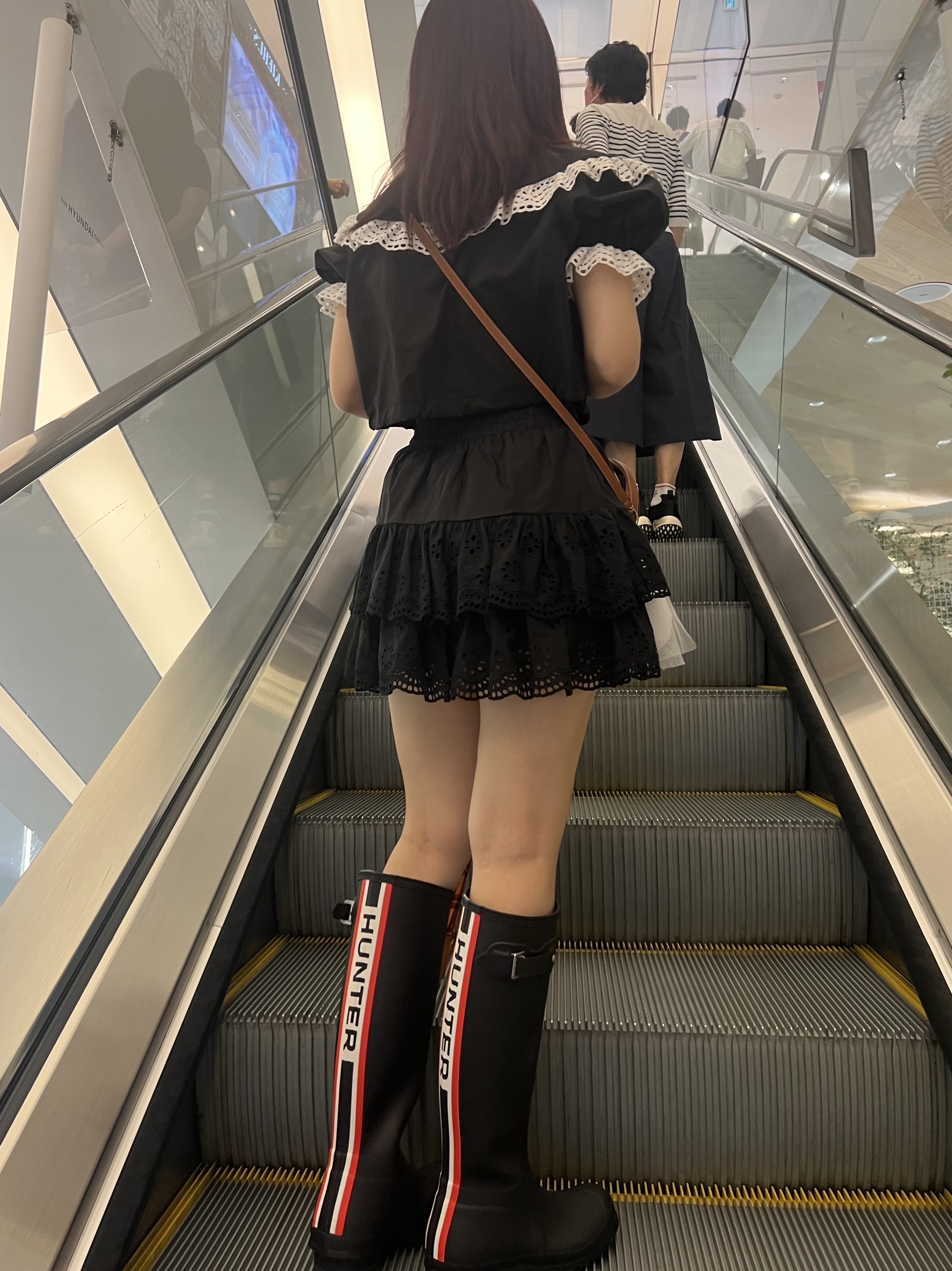 (W) Hunter Original Tall Rain Boots Black, Monamhee Bred Keyring with Pink Pants Brown 착용 스타일 - 3
