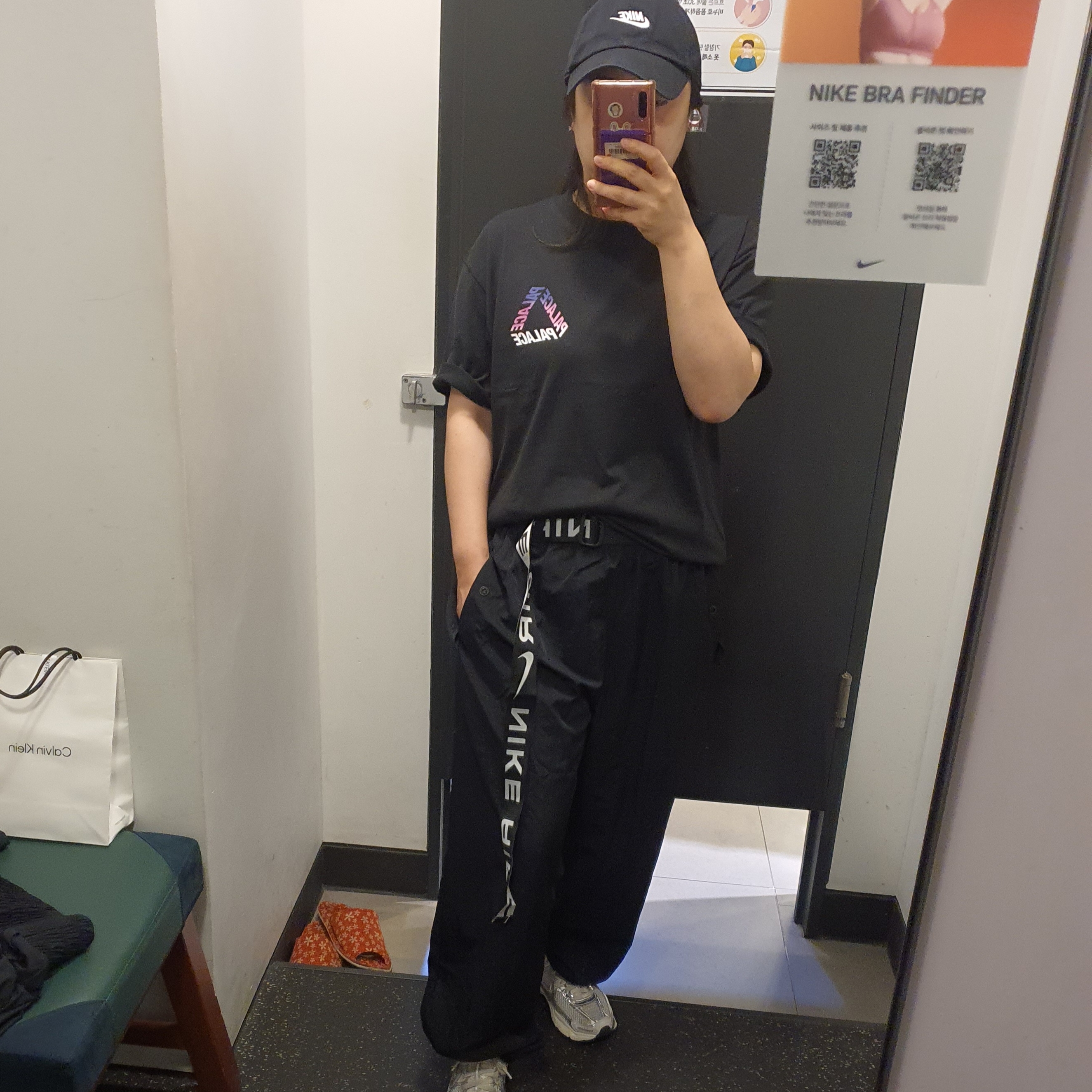 Palace Spectrum P3 T-Shirt Black - 23SS, (W) Nike Zoom Vomero 5 Photon Dust and Metallic Silver 착용 스타일 - 1