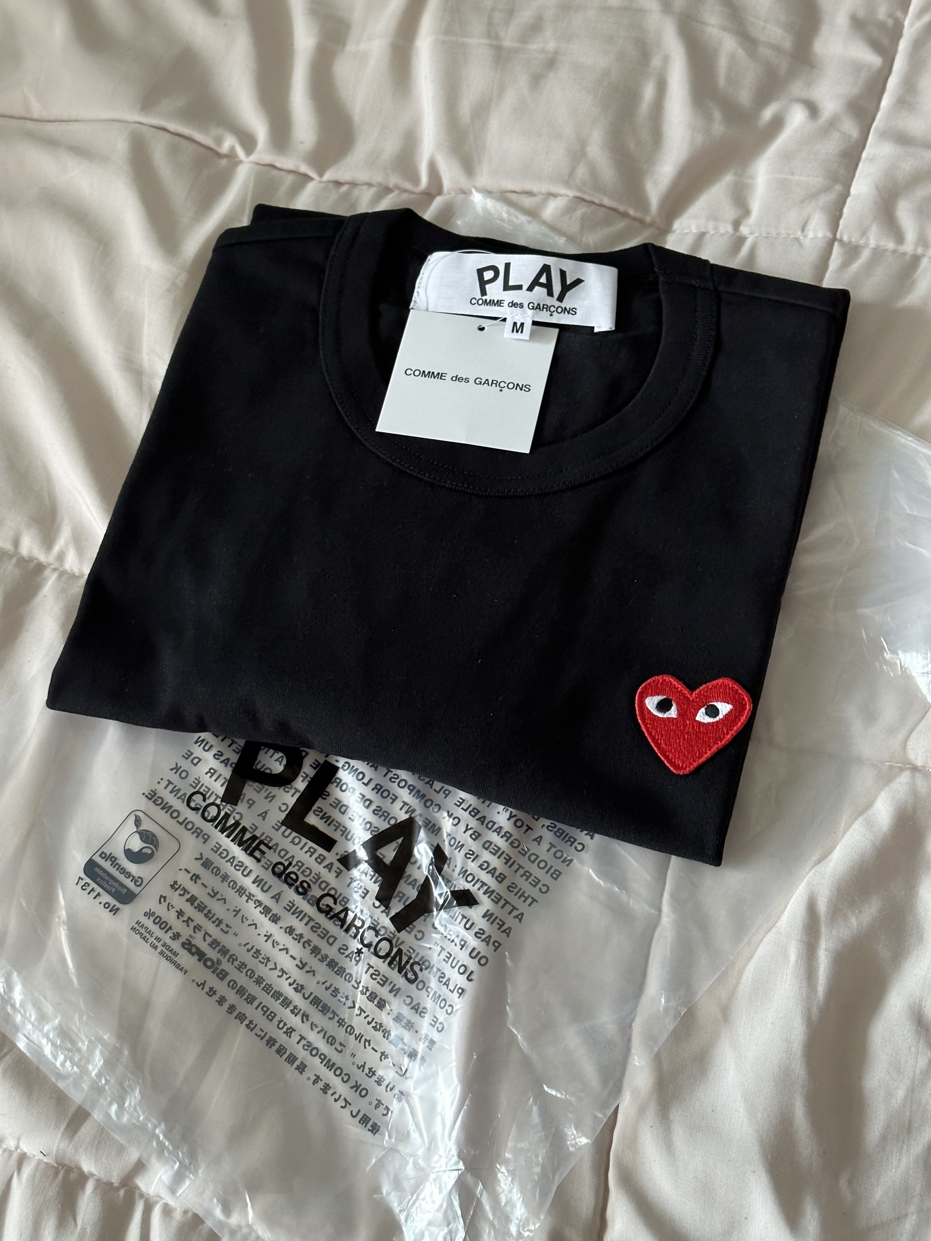 Play Comme des Garcons Red Heart T-Shirt Black 착용 스타일 - 1