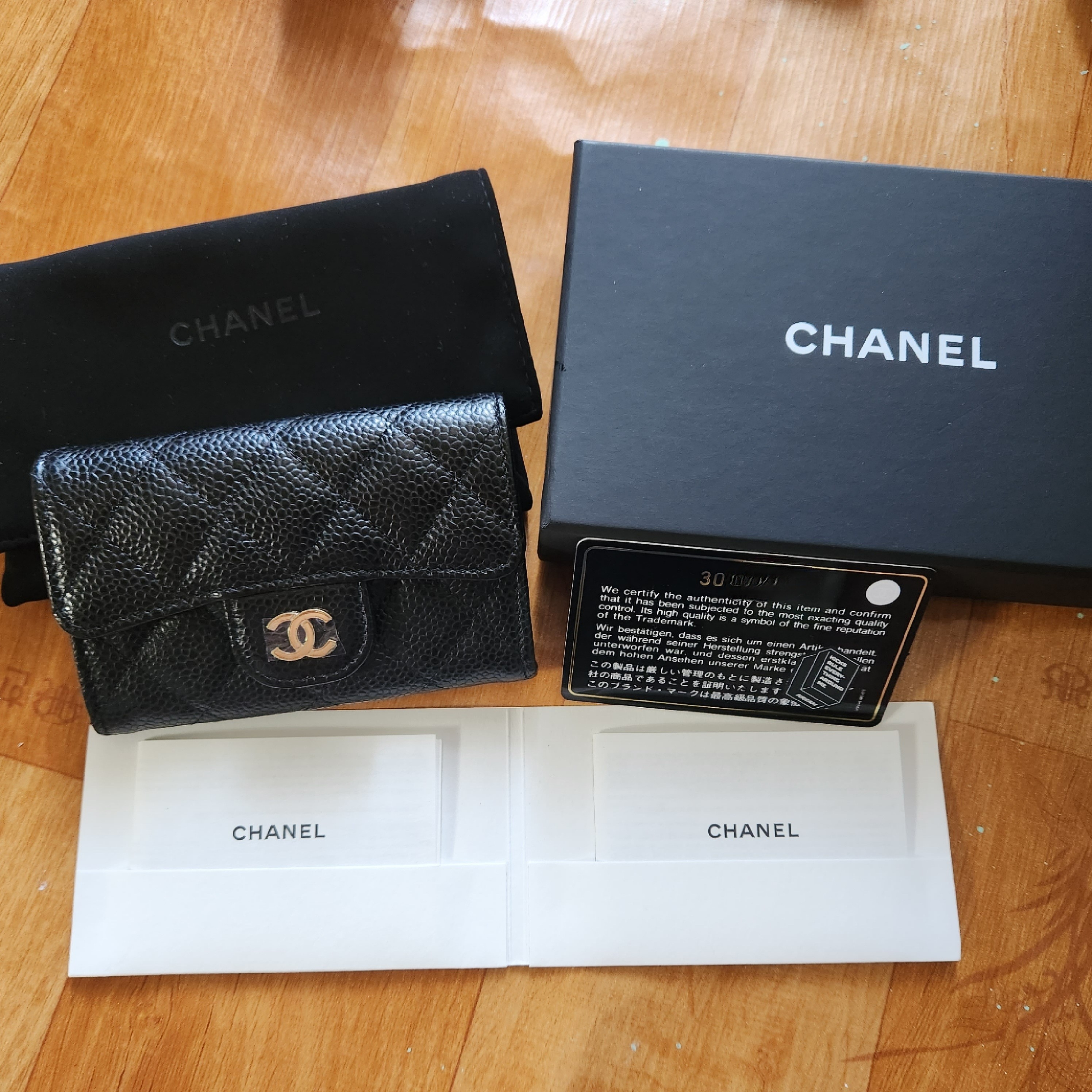 Chanel Classic Card Holder Grained Calfskin & Gold Black 착용 스타일 - 1