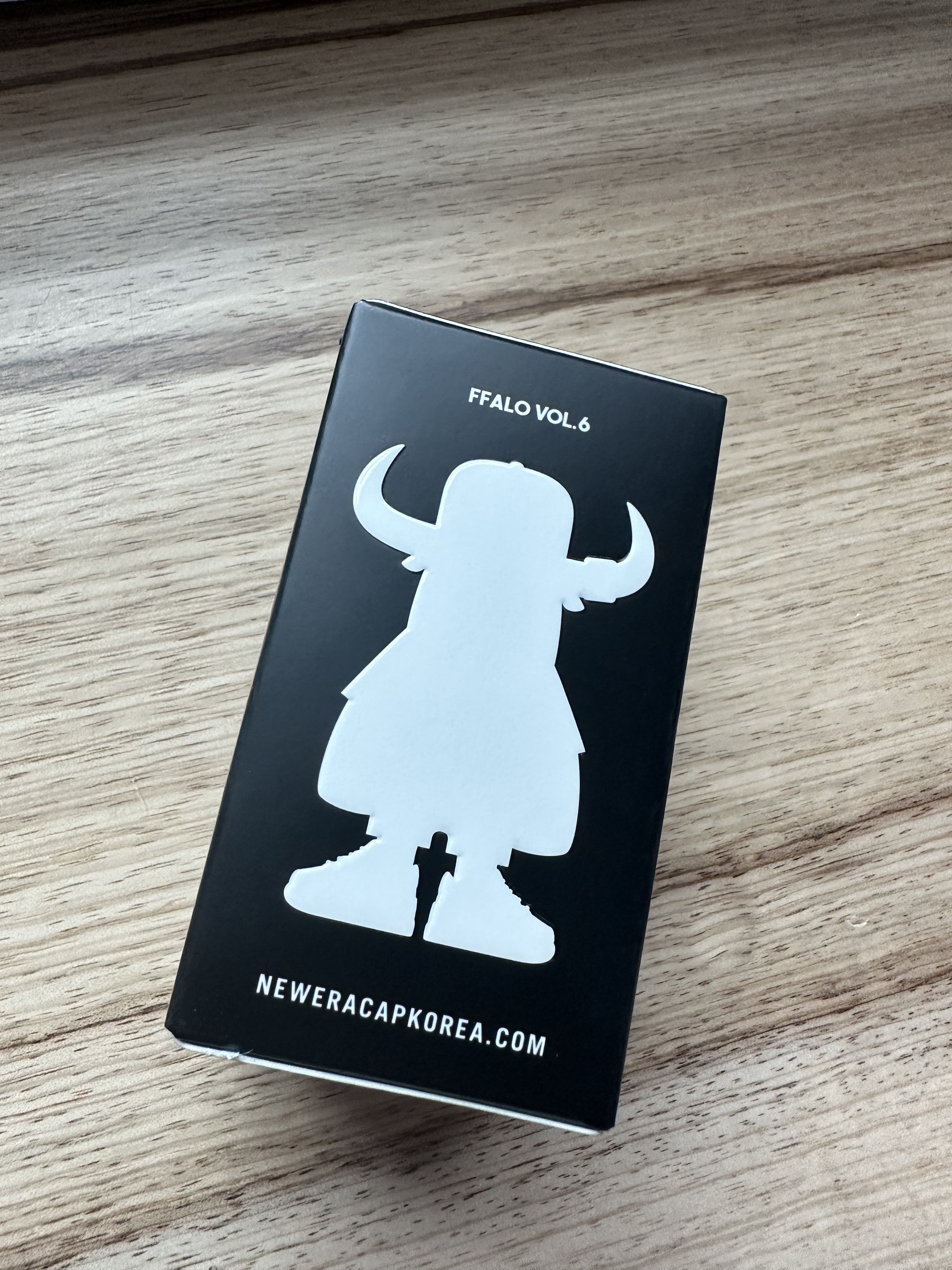 Darkr8m Studio x New Era FFALO Figure Black 착용 스타일 - 1