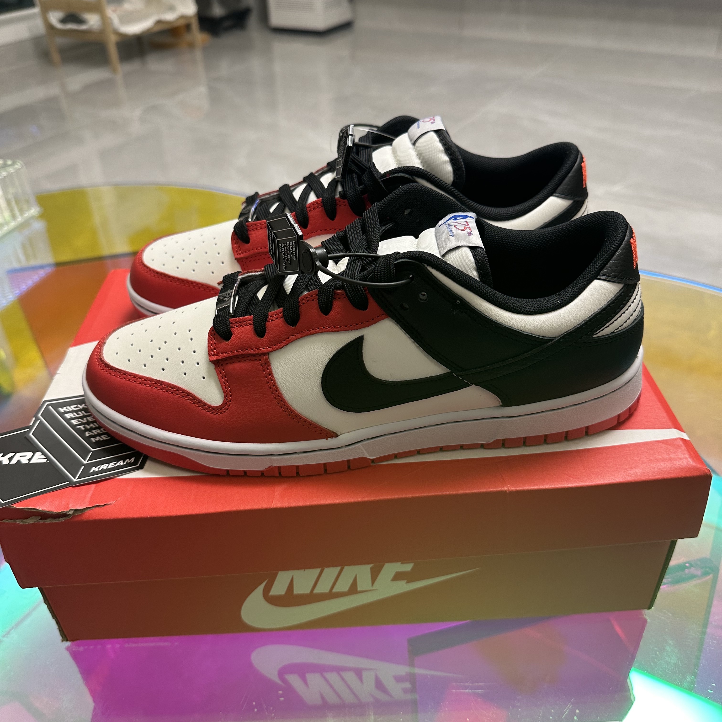 Nike x NBA Dunk Low Retro EMB Black and Chile Red 착용 스타일 - 2