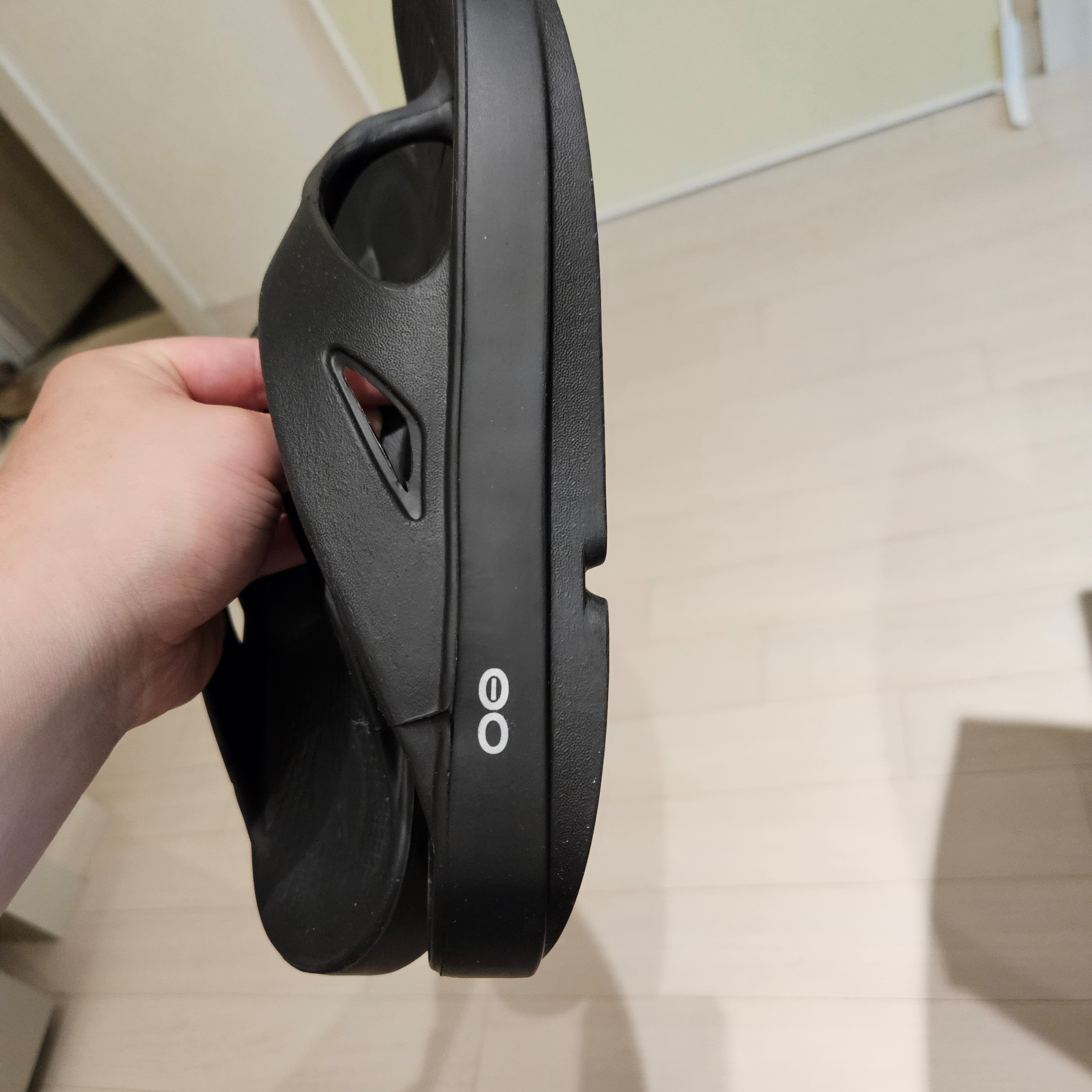 Oofos OOriginal Black 착용 스타일