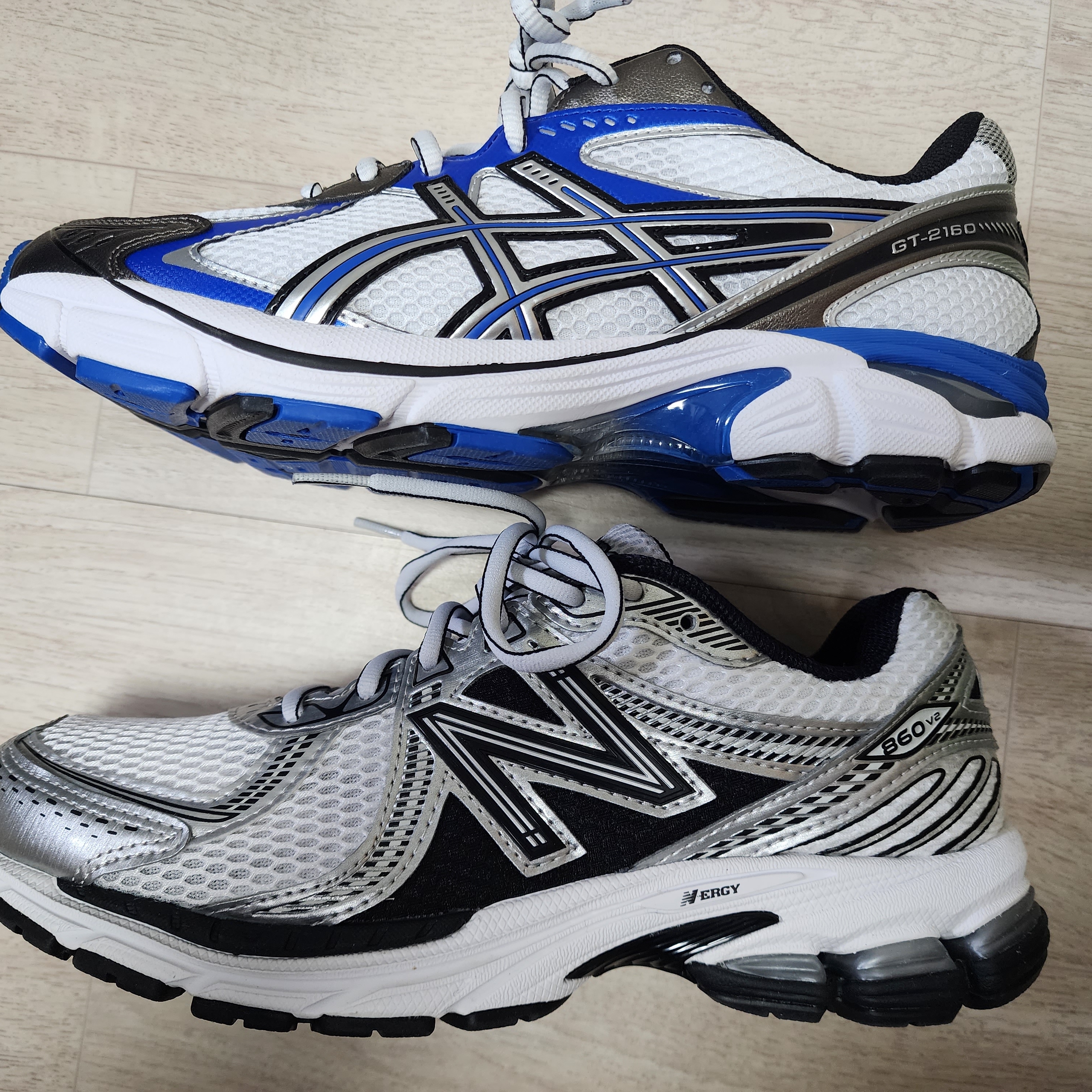 New Balance 860v2 White Black, Asics GT-2160 White Illusion Blue 착용 스타일 - 1