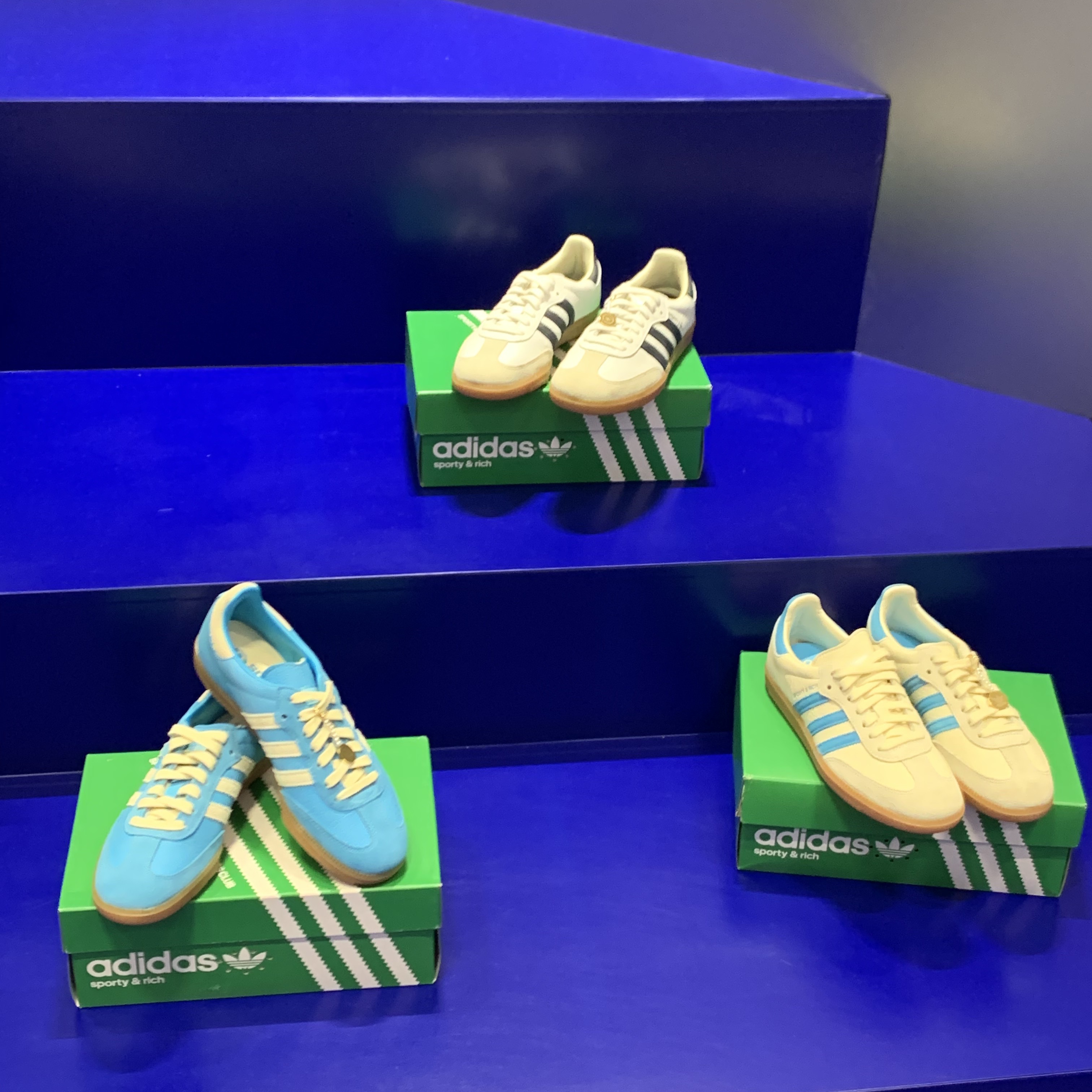 Adidas x Sporty & Rich Samba Cream Blue, Adidas x Sporty & Rich Samba Cloud White Legend Ink 착용 스타일
