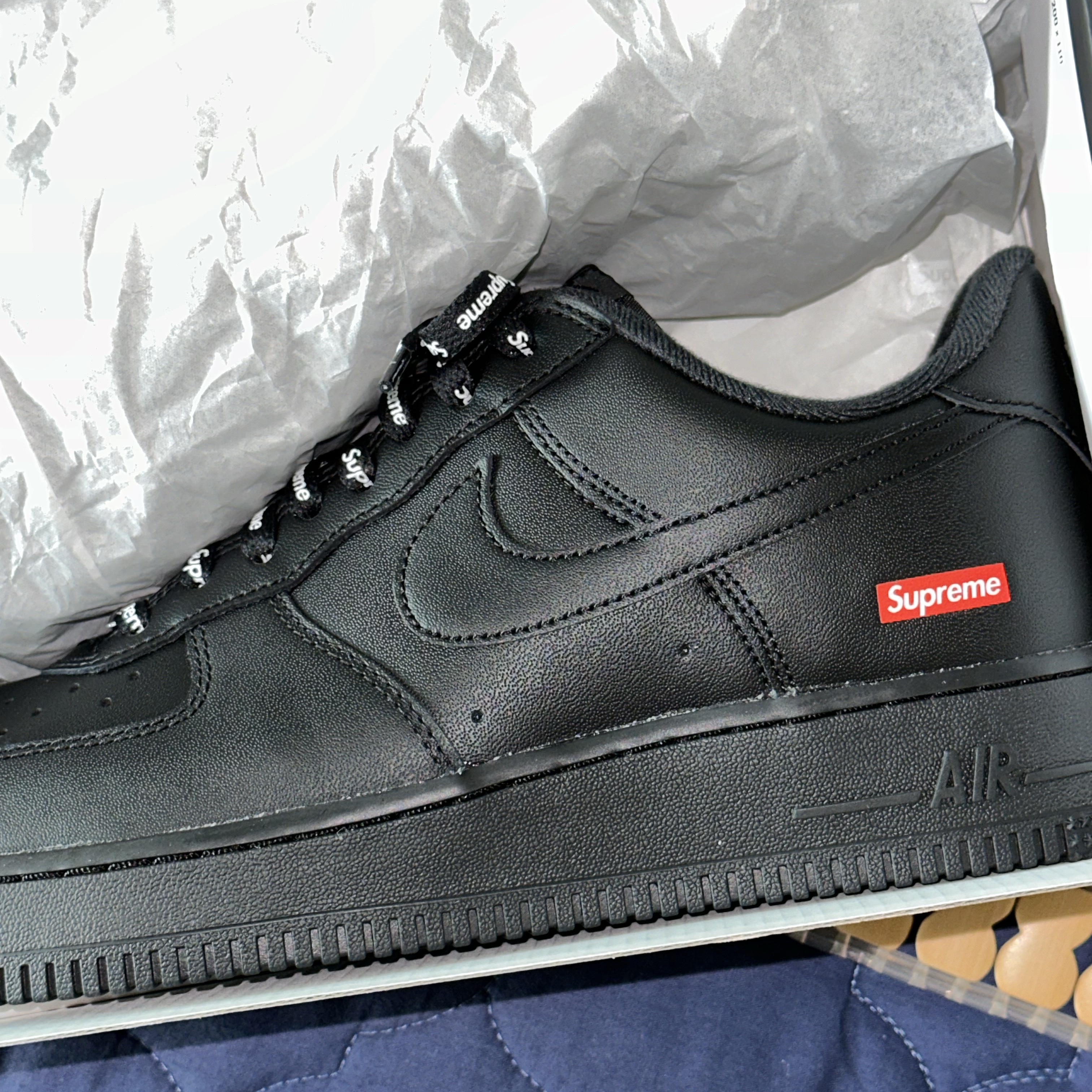 Nike x Supreme Air Force 1 Low Black 착용 스타일 - 3