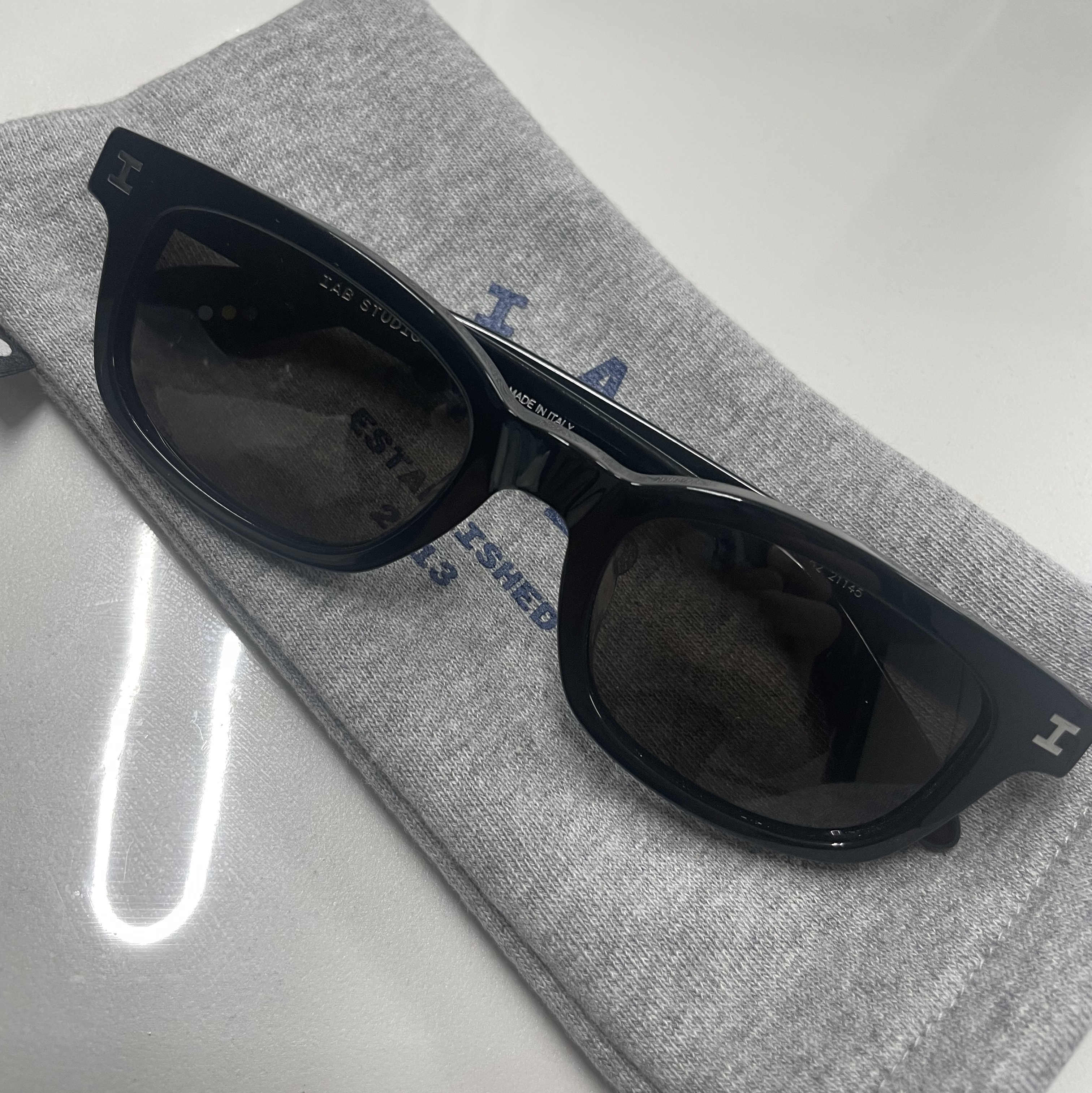 IAB Studio Sunglasses I Black 착용 스타일