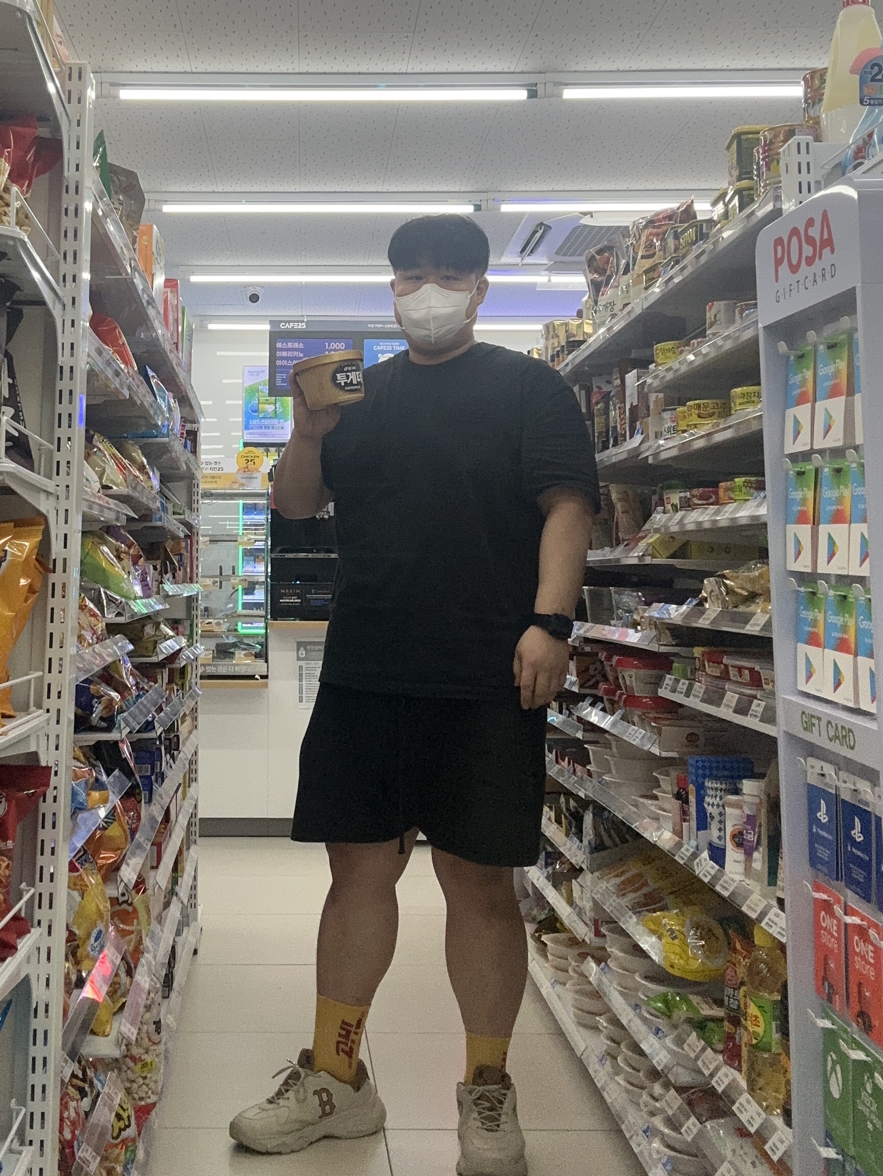 Essentials The Core Collection T-Shirt Stretch Limo, Essentials The Core Collection Sweatshorts Stretch Limo 착용 스타일