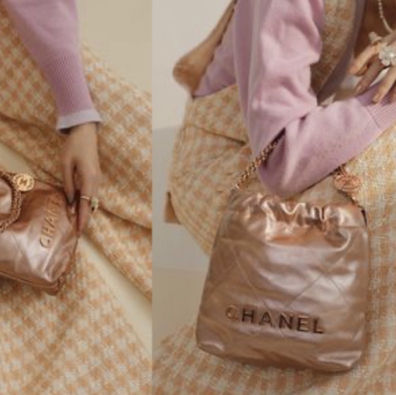 Chanel 22 Mini Handbag Metallic Calfskin & Pink Gold Copper 착용 스타일 - 2