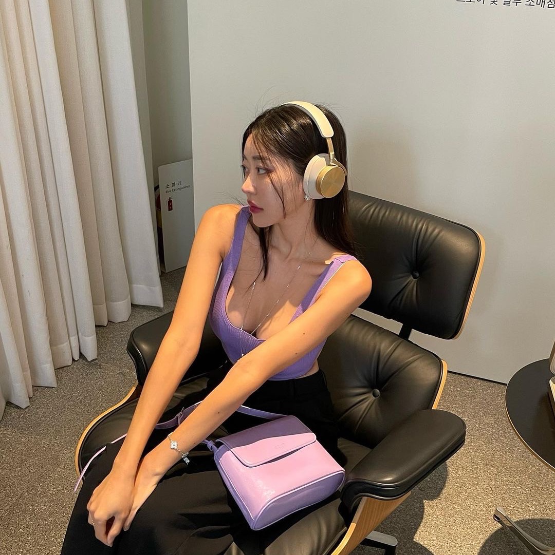 Bang & Olufsen Beoplay H95 Gold Tone 착용 스타일