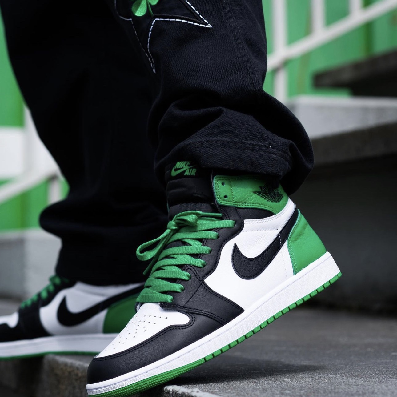 Jordan 1 Retro High OG Black and Lucky Green 착용 스타일 - 2