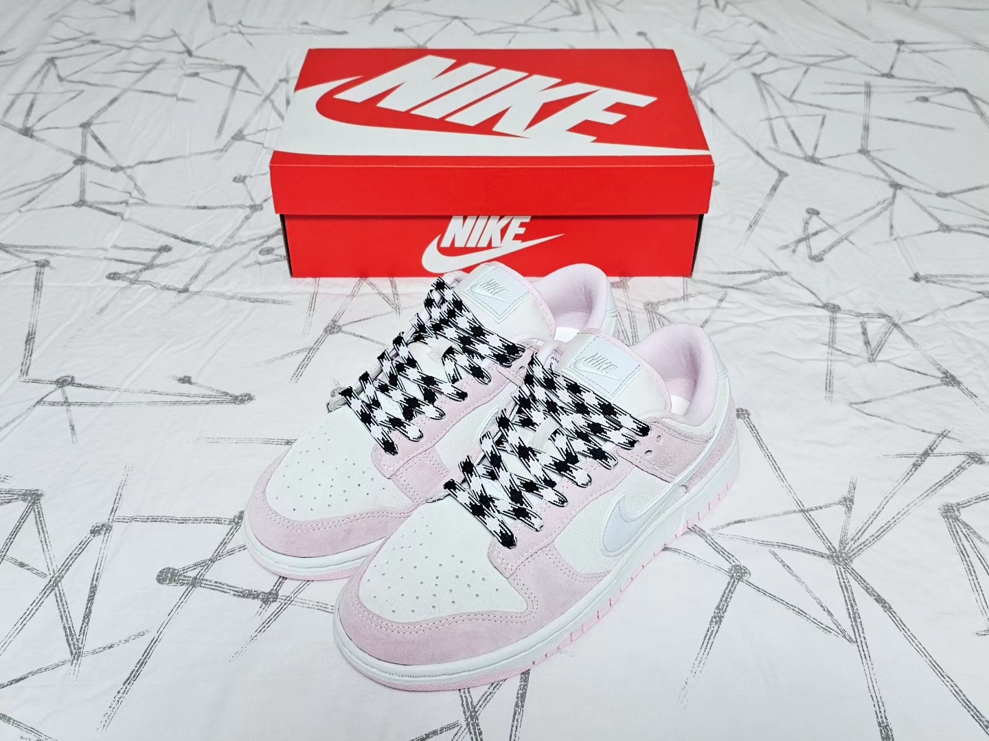 (W) Nike Dunk Low LX Pink Foam 착용 스타일 - 1