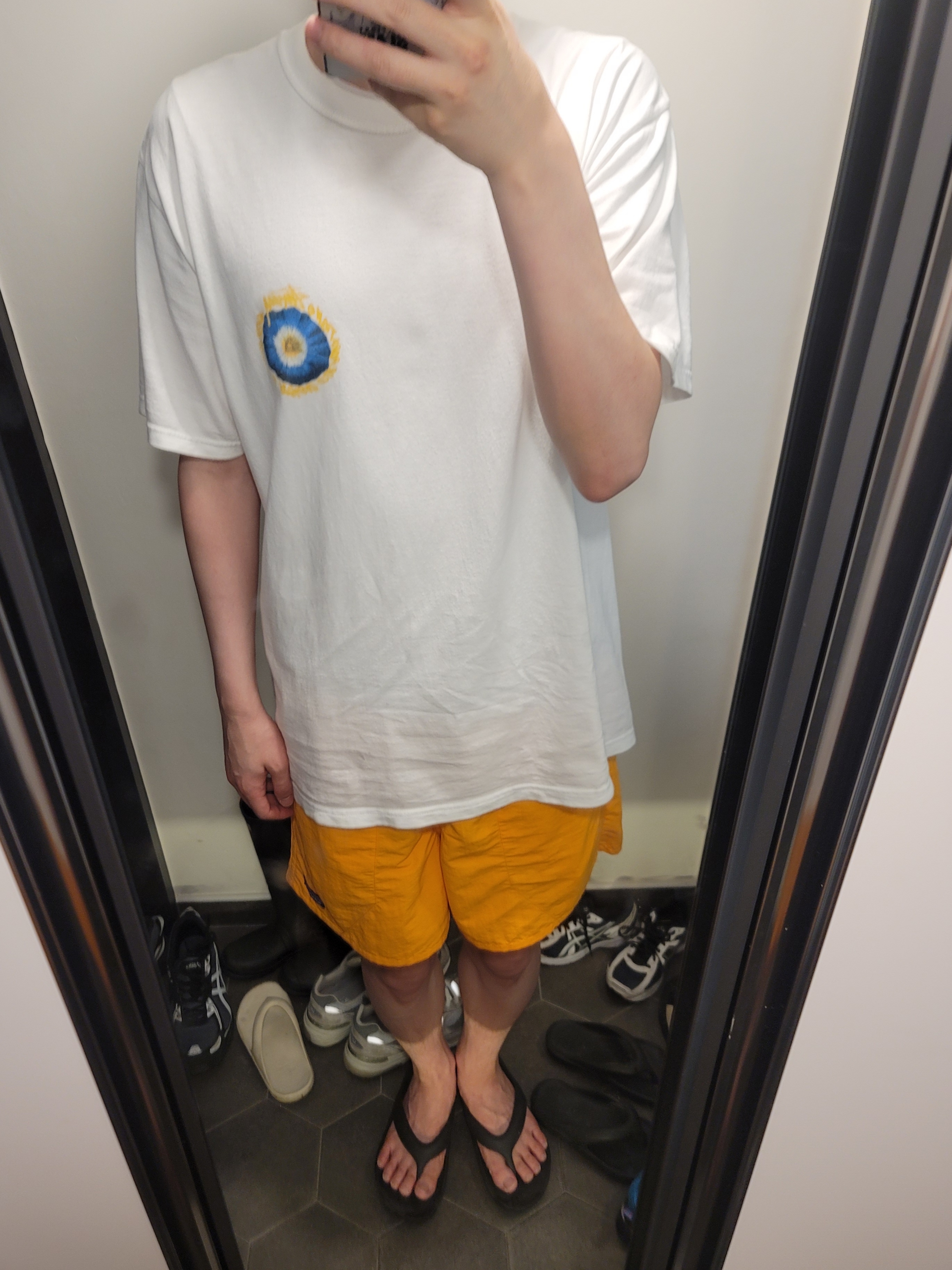 Stussy Cosmos T-Shirt White, New Balance x Taw&Toe Flip Flop Black 착용 스타일