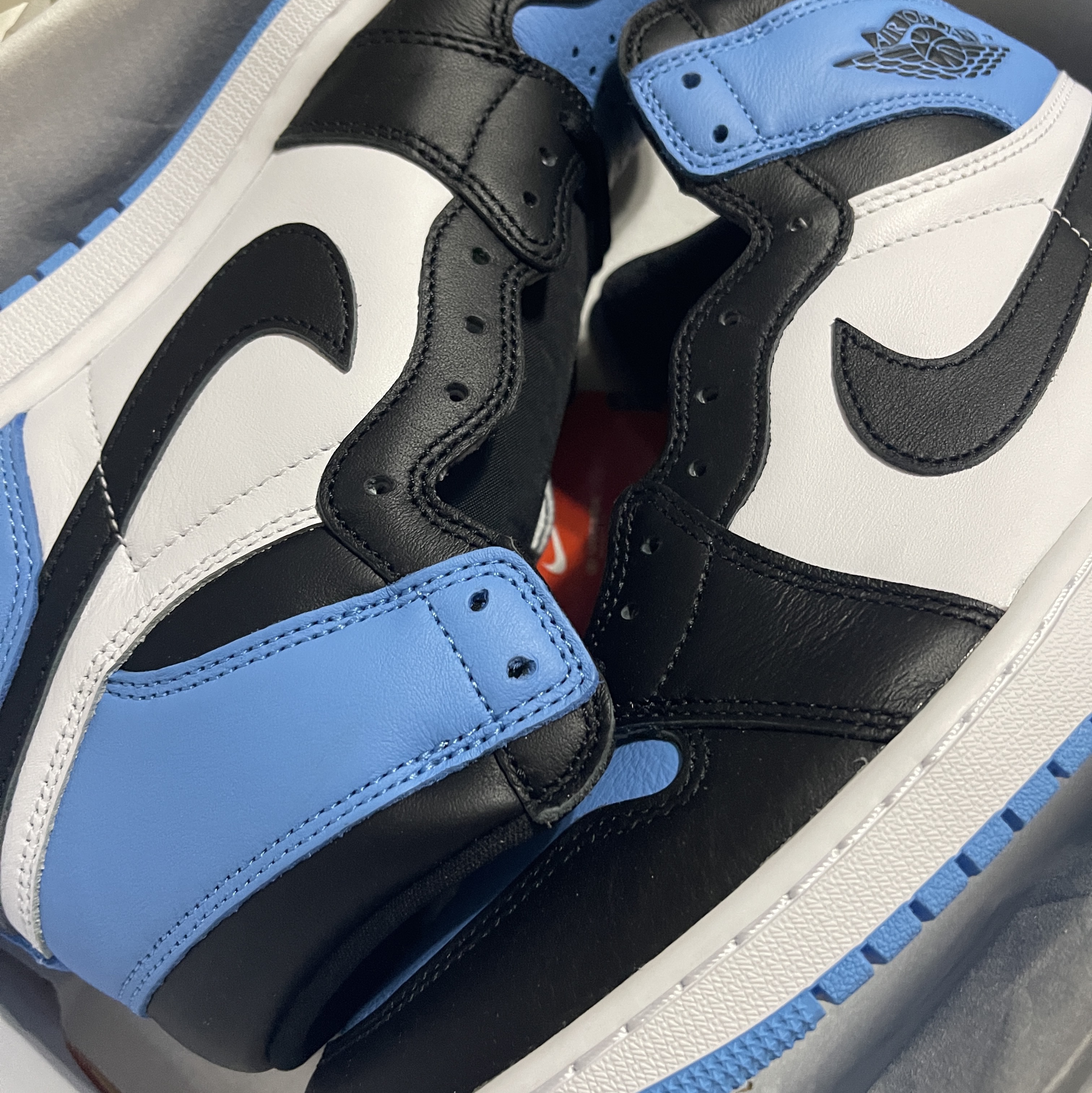 Jordan 1 Retro High OG University Blue 착용 스타일 - 2