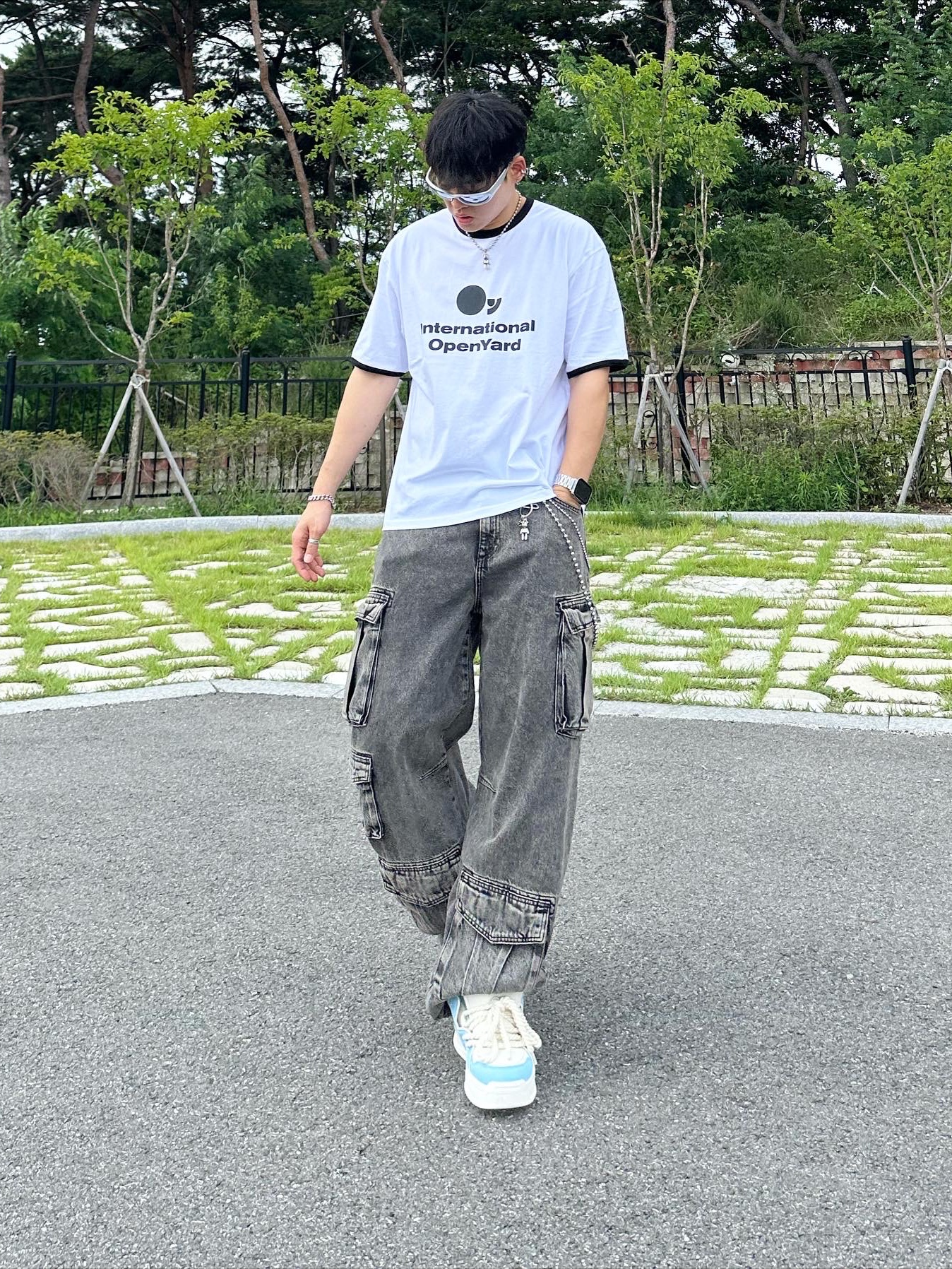 Balenciaga Swift Oval Sunglasses Silver, Zara Utility Cargo Jeans Black 착용 스타일 - 2